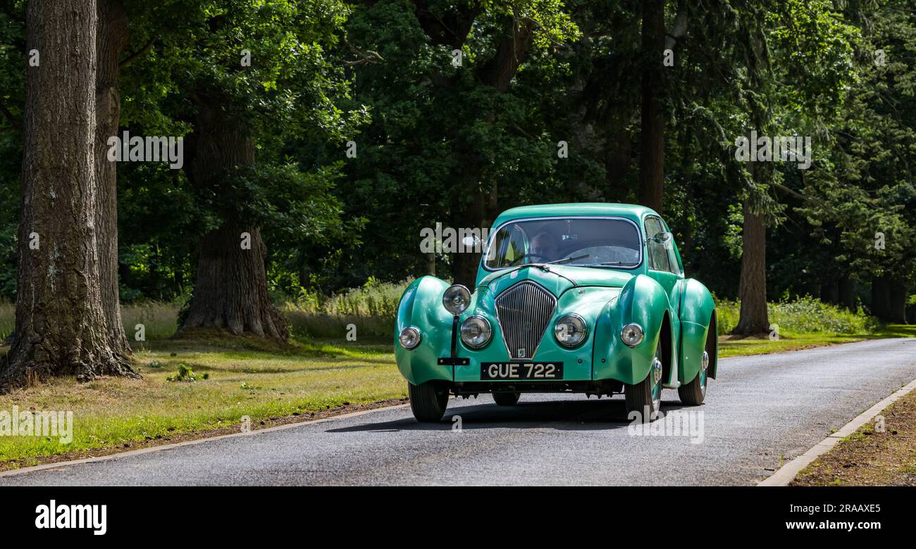 East Lothian, Schottland, Großbritannien, 2. Juli 2023. Wheels of Yesteryear: Der jährliche Ausflug der Scottish Association of Vehicle Enthusiasten führt Besitzer von Oldtimern durch die Landschaft zu den landschaftlich reizvollen Parkanlagen des Lennoxlove House. Abgebildet: Ein Healey Elliott-Oldtimer aus dem Jahr 1948. Sally Anderson/Alamy Live News Stockfoto