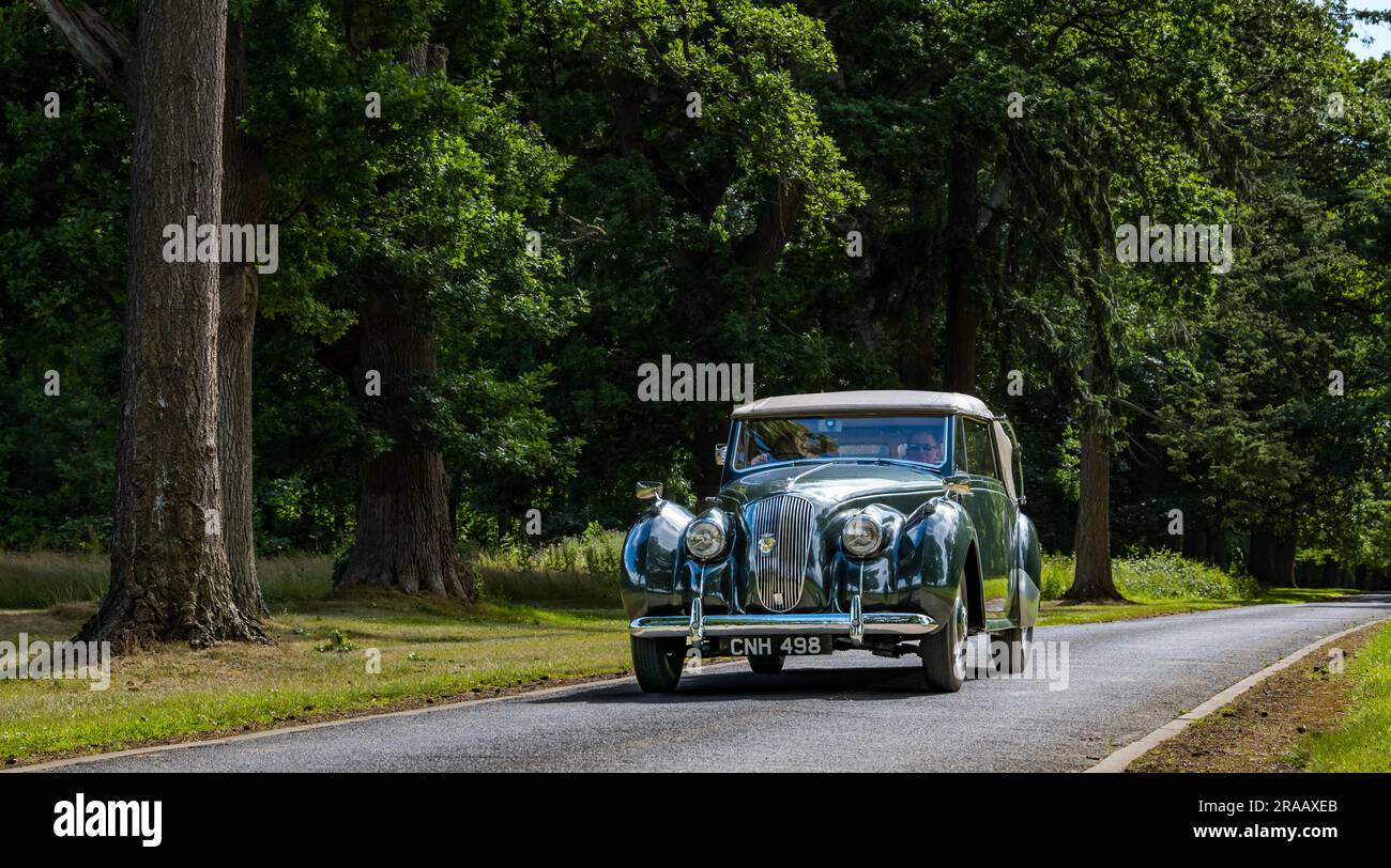 East Lothian, Schottland, Vereinigtes Königreich, 2. Juli 2023. Räder von gestern: Die jährliche Joggingtour der Scottish Association of Vehicles führt Besitzer von Oldtimern durch die Landschaft zu den malerischen Landschaften des Lennoxlove House. Abbildung: Ein alter 1951 Lagonda Drophead-Wagen auf dem Anwesen Lennoxlove. Kredit: Sally Anderson/Alamy Live News Stockfoto