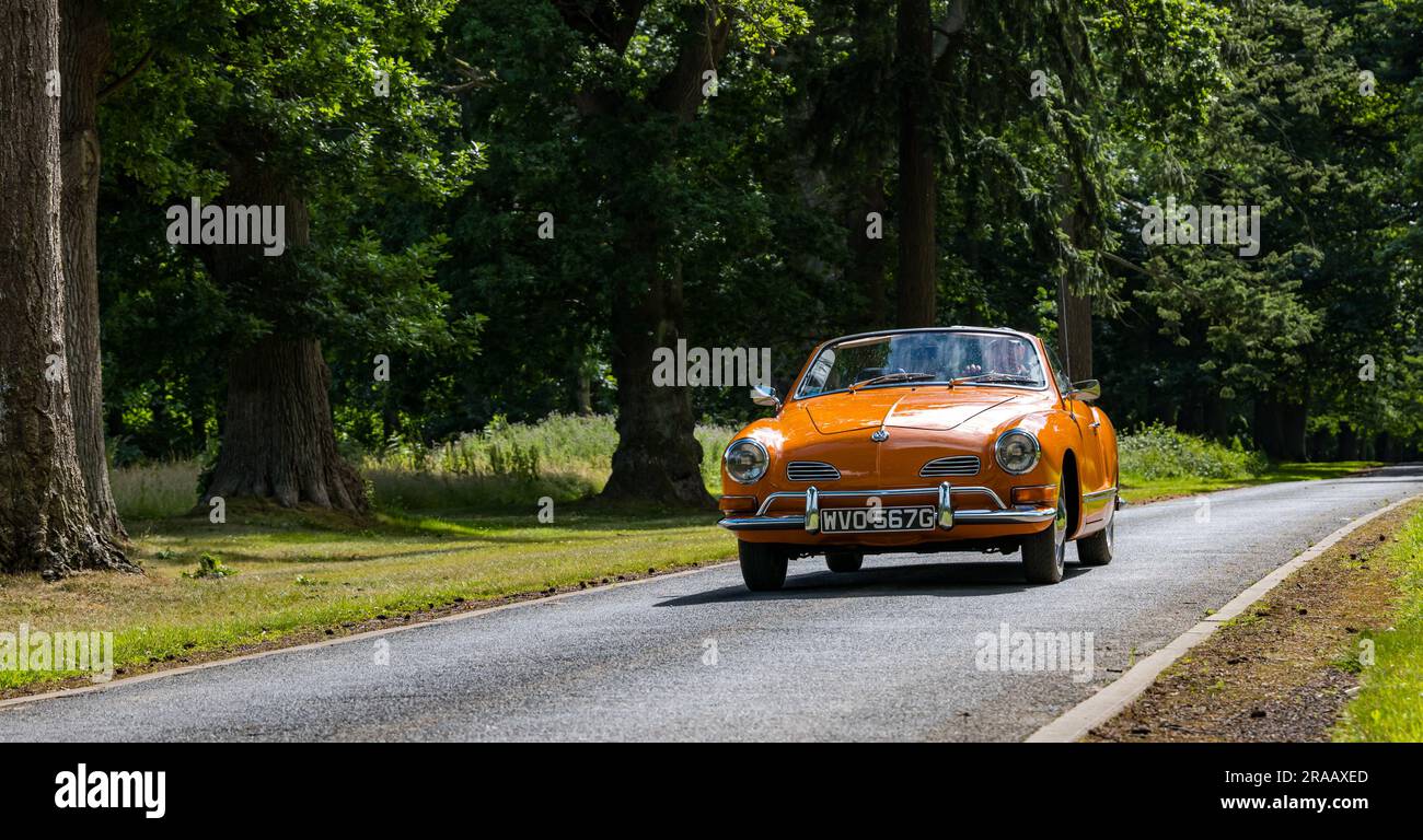 East Lothian, Schottland, Vereinigtes Königreich, 2. Juli 2023. Räder von gestern: Die jährliche Joggingtour der Scottish Association of Vehicles führt Besitzer von Oldtimern durch die Landschaft zu den malerischen Landschaften des Lennoxlove House. Abbildung: VW Karmann Ghia im Vintage 1969 im Anwesen Lennoxlove. Kredit: Sally Anderson/Alamy Live News Stockfoto