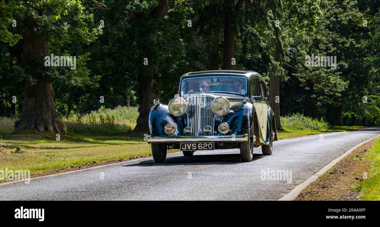 East Lothian, Schottland, Vereinigtes Königreich, 2. Juli 2023. Räder von gestern: Die jährliche Joggingtour der Scottish Association of Vehicles führt Besitzer von Oldtimern durch die Landschaft zu den malerischen Landschaften des Lennoxlove House. Abbildung: Ein klassischer 1939 SS Jaguar auf dem Anwesen Lennoxlove. Kredit: Sally Anderson/Alamy Live News Stockfoto