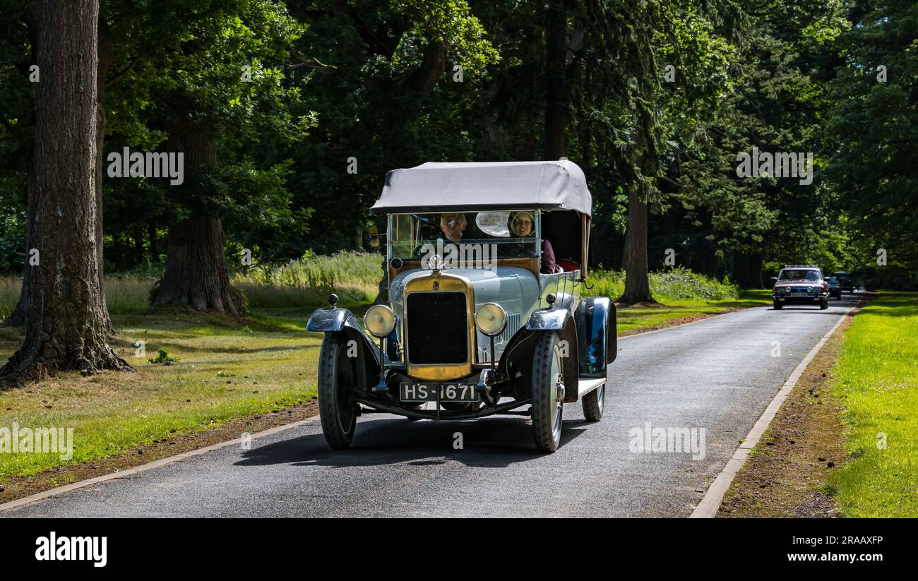 East Lothian, Schottland, Vereinigtes Königreich, 2. Juli 2023. Räder von gestern: Die jährliche Joggingtour der Scottish Association of Vehicles führt Besitzer von Oldtimern durch die Landschaft zu den malerischen Landschaften des Lennoxlove House. Abbildung: Ein alter 1920-Jahre-Arrol Johnston-Wagen im Anwesen Lennoxlove. Kredit: Sally Anderson/Alamy Live News Stockfoto