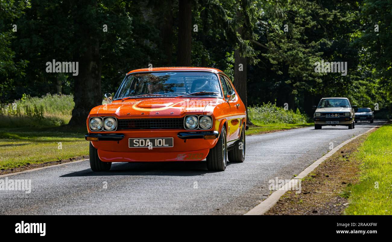 East Lothian, Schottland, Vereinigtes Königreich, 2. Juli 2023. Räder von gestern: Die jährliche Joggingtour der Scottish Association of Vehicles führt Besitzer von Oldtimern durch die Landschaft zu den malerischen Landschaften des Lennoxlove House. Abbildung: Ein 1972 Ford Auto in Lennoxlove Anwesen. Kredit: Sally Anderson/Alamy Live News Stockfoto