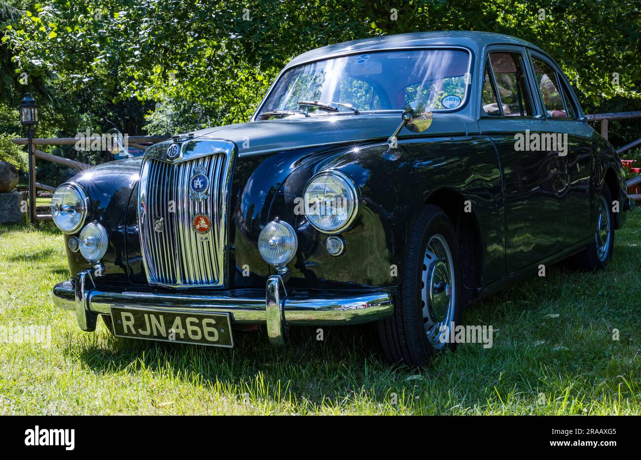 East Lothian, Schottland, Vereinigtes Königreich, 2. Juli 2023. Räder von gestern: Die jährliche Joggingtour der Scottish Association of Vehicles führt Besitzer von Oldtimern durch die Landschaft zu den malerischen Landschaften des Lennoxlove House. Abbildung: Ein Magnette mit 1958 MG. Kredit: Sally Anderson/Alamy Live News Stockfoto