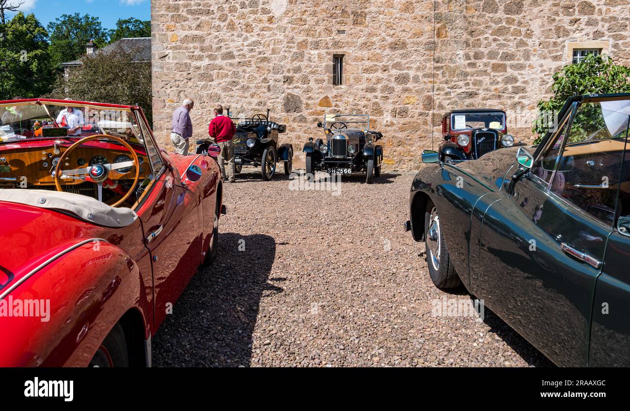 East Lothian, Schottland, Vereinigtes Königreich, 2. Juli 2023. Räder von gestern: Die jährliche Joggingtour der Scottish Association of Vehicles führt Besitzer von Oldtimern durch die Landschaft zu den malerischen Landschaften des Lennoxlove House. Abbildung: Enthusiasten bewundern die alten Autos, einschließlich der Oldtimer von Jowett. Kredit: Sally Anderson/Alamy Live News Stockfoto