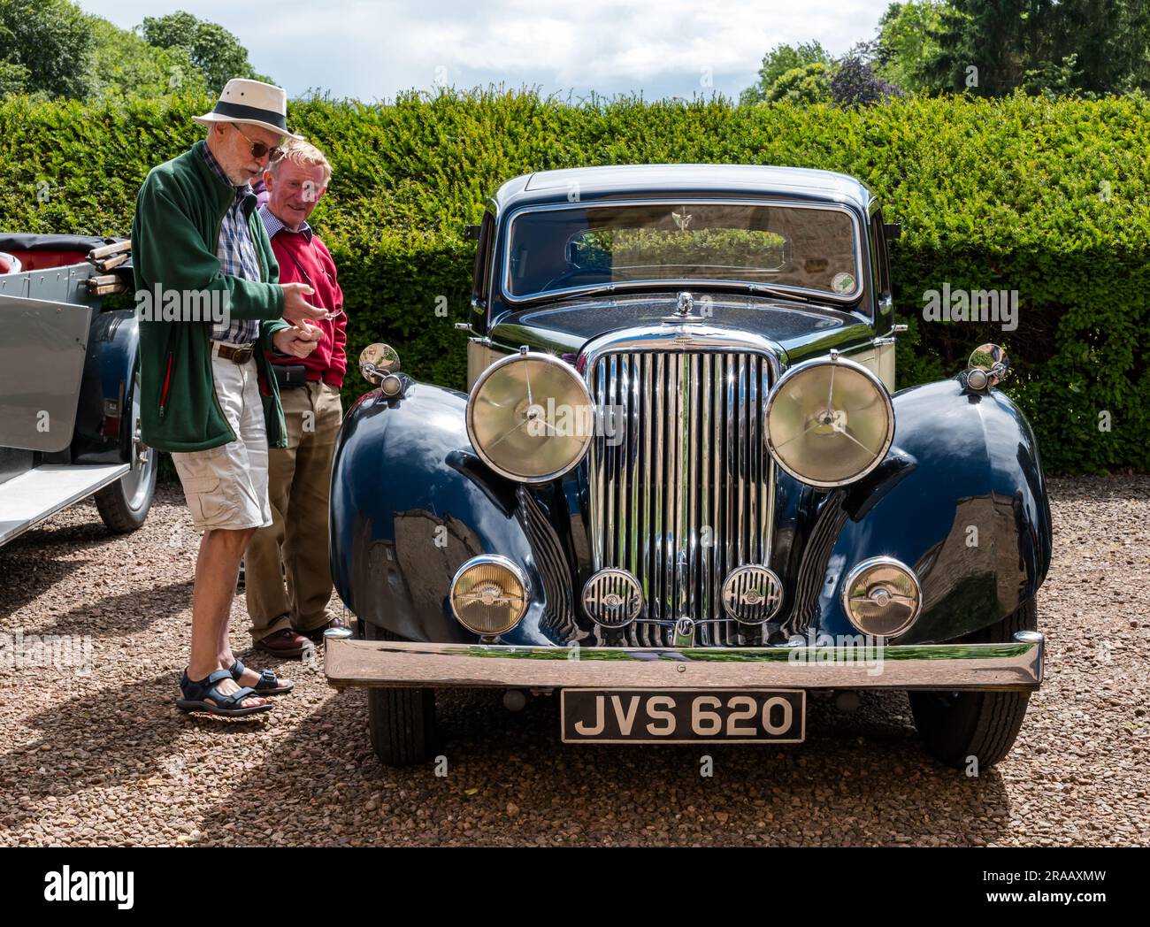 East Lothian, Schottland, Vereinigtes Königreich, 2. Juli 2023. Räder von gestern: Die jährliche Joggingtour der Scottish Association of Vehicles führt Besitzer von Oldtimern durch die Landschaft zu den malerischen Landschaften des Lennoxlove House. Abbildung: Enthusiasten bewundern einen alten 1939 SS Jaguar. Kredit: Sally Anderson/Alamy Live News Stockfoto