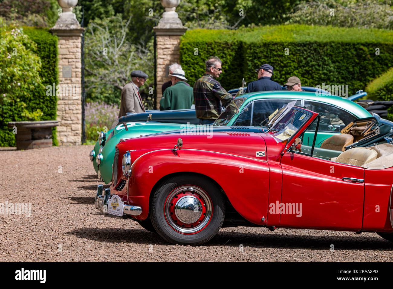 East Lothian, Schottland, Vereinigtes Königreich, 2. Juli 2023. Räder von gestern: Die jährliche Joggingtour der Scottish Association of Vehicles führt Besitzer von Oldtimern durch die Landschaft zu den malerischen Landschaften des Lennoxlove House. Abbildung: Ein alter Jowett Jupiter aus dem Jahr 1951. Kredit: Sally Anderson/Alamy Live News Stockfoto