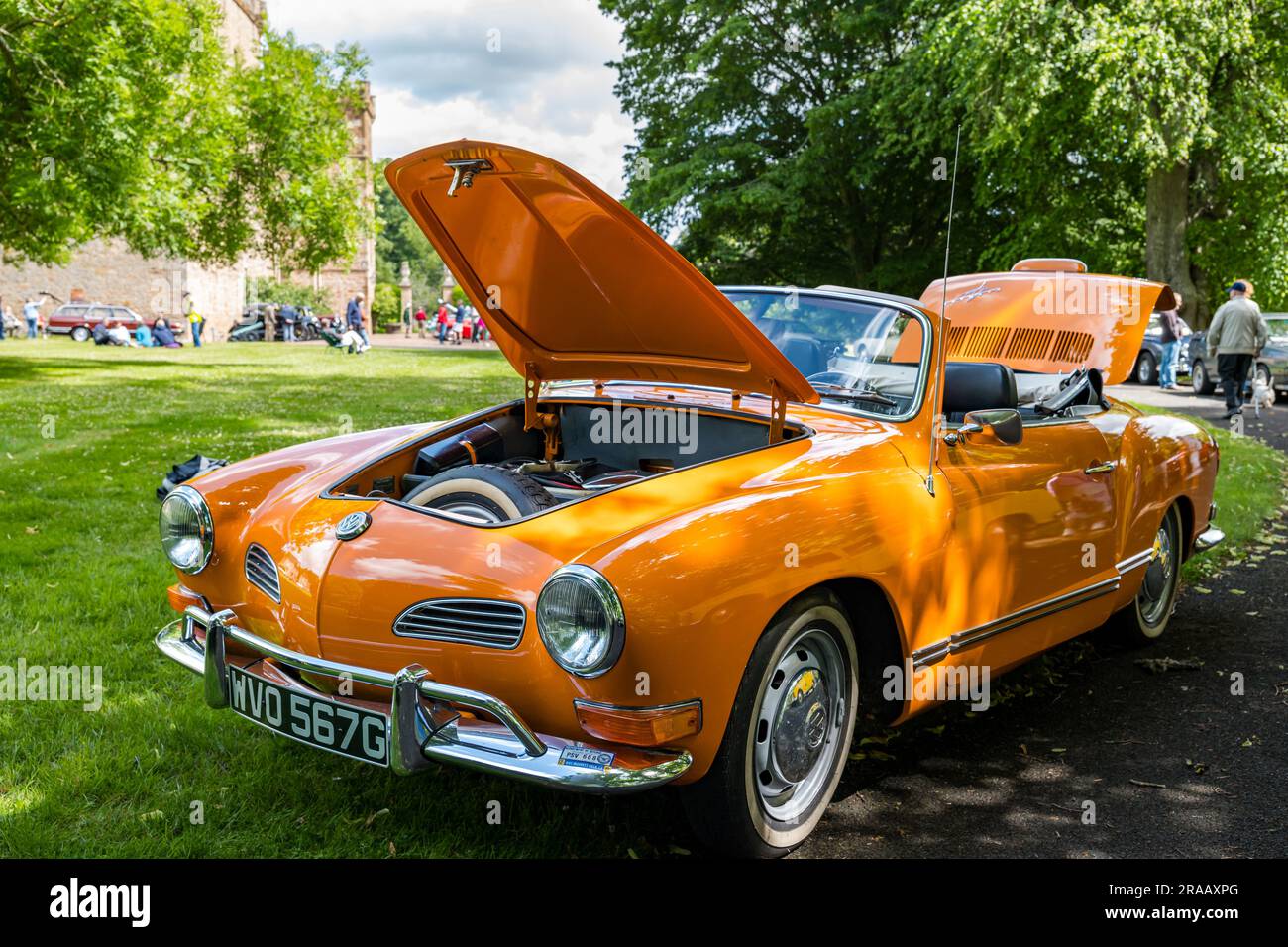 East Lothian, Schottland, Vereinigtes Königreich, 2. Juli 2023. Räder von gestern: Die jährliche Joggingtour der Scottish Association of Vehicles führt Besitzer von Oldtimern durch die Landschaft zu den malerischen Landschaften des Lennoxlove House. Abbildung: Ein VW Karmann Ghia Vintage 1969 mit offenem Kofferraum und offener Motorhaube. Kredit: Sally Anderson/Alamy Live News Stockfoto