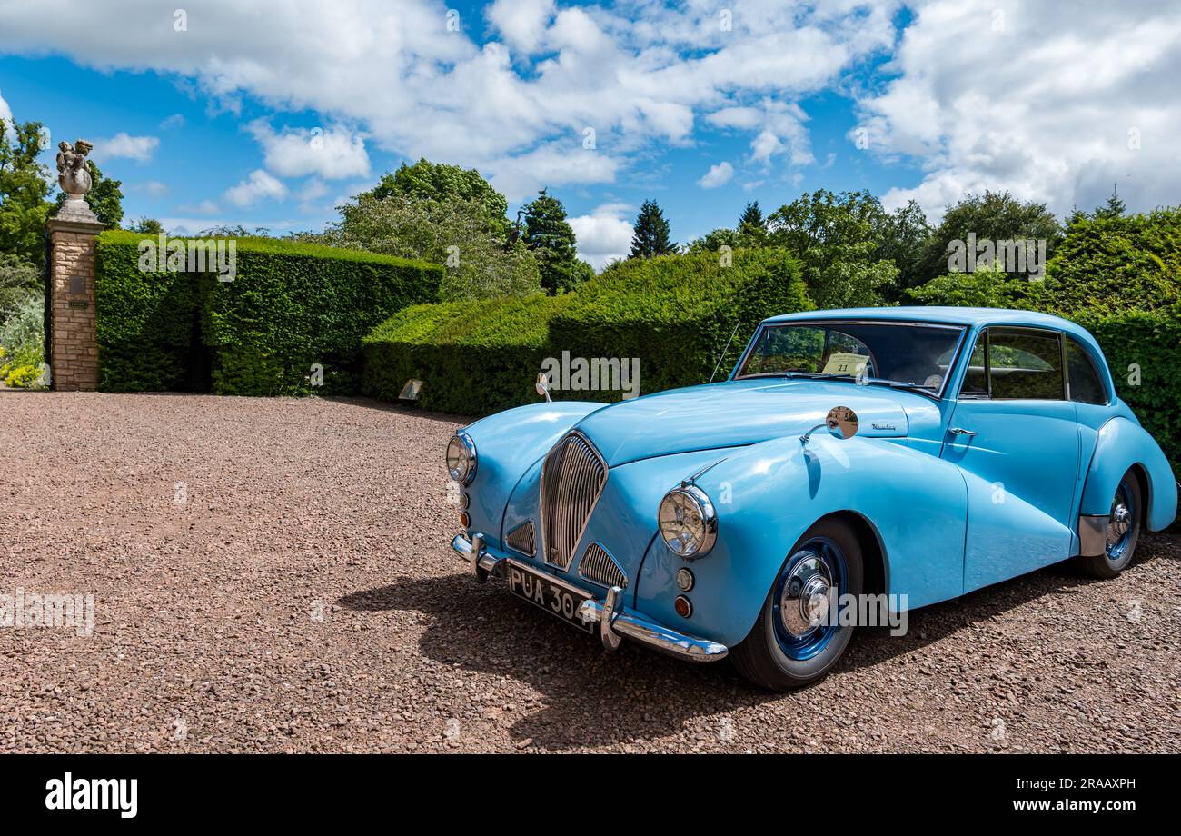 East Lothian, Schottland, Vereinigtes Königreich, 2. Juli 2023. Räder von gestern: Die jährliche Joggingtour der Scottish Association of Vehicles führt Besitzer von Oldtimern durch die Landschaft zu den malerischen Landschaften des Lennoxlove House. Abbildung: Ein alter 1953 Healey Tickford. Kredit: Sally Anderson/Alamy Live News Stockfoto