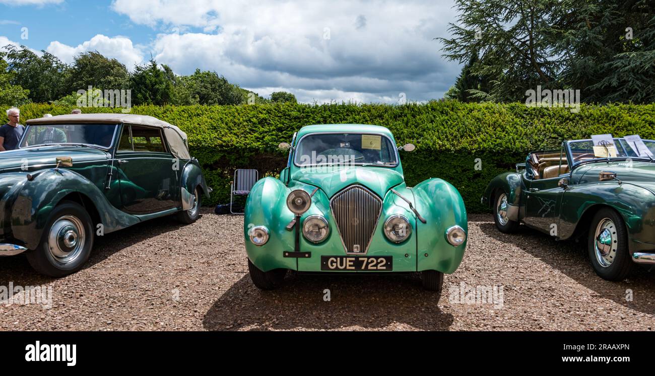 East Lothian, Schottland, Vereinigtes Königreich, 2. Juli 2023. Räder von gestern: Die jährliche Joggingtour der Scottish Association of Vehicles führt Besitzer von Oldtimern durch die Landschaft zu den malerischen Landschaften des Lennoxlove House. Im Bild: Eine alte Healey Elliott aus dem Jahr 1948. Kredit: Sally Anderson/Alamy Live News Stockfoto