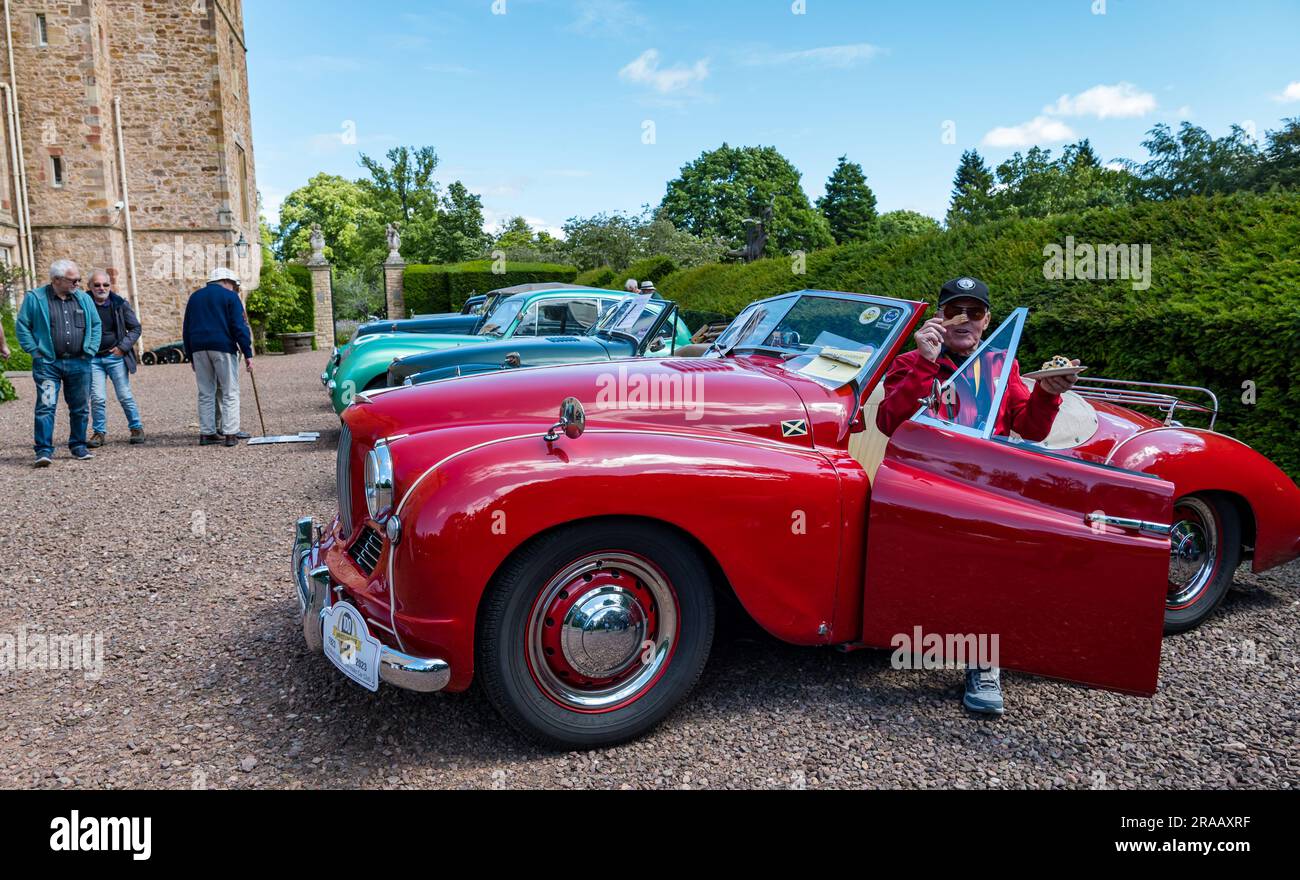 East Lothian, Schottland, Vereinigtes Königreich, 2. Juli 2023. Räder von gestern: Die jährliche Joggingtour der Scottish Association of Vehicles führt Besitzer von Oldtimern durch die Landschaft zu den malerischen Landschaften des Lennoxlove House. Bild: Zeit für ein Mittagessen mit einem alten 1951 Jowett Jupiter. Kredit: Sally Anderson/Alamy Live News Stockfoto