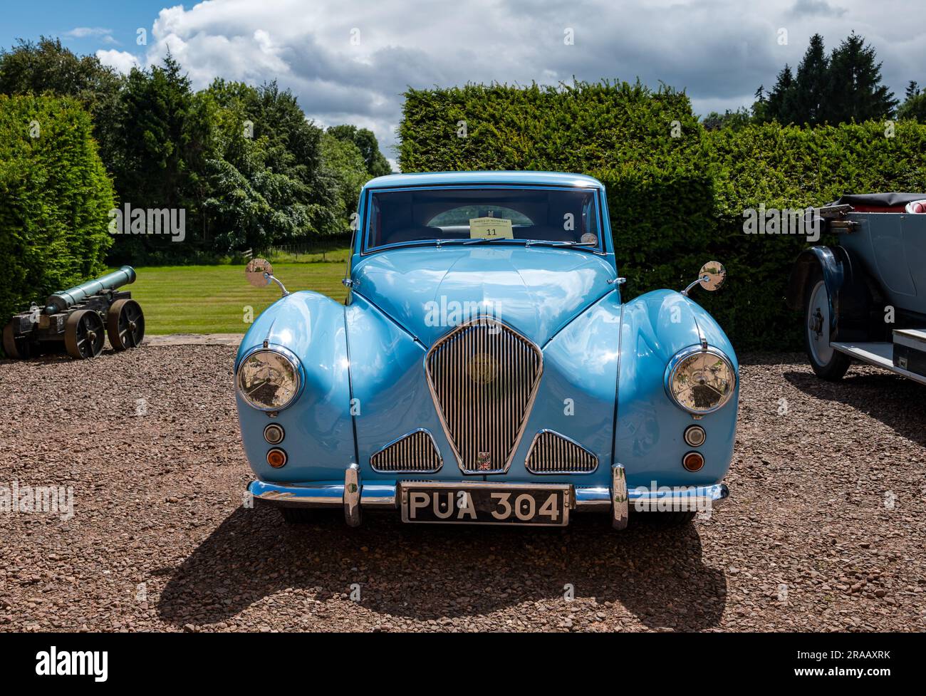 East Lothian, Schottland, Vereinigtes Königreich, 2. Juli 2023. Räder von gestern: Die jährliche Joggingtour der Scottish Association of Vehicles führt Besitzer von Oldtimern durch die Landschaft zu den malerischen Landschaften des Lennoxlove House. Abbildung: Ein alter 1953 Healey Tickford. Kredit: Sally Anderson/Alamy Live News Stockfoto