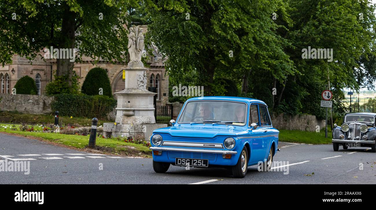 East Lothian, Schottland, Vereinigtes Königreich, 2. Juli 2023. Räder von gestern: Die jährliche Joggingtour der Scottish Association of Vehicle Enthusiasts führt Besitzer von Oldtimern durch die Landschaft. Abbildung: Ein Hillman Imp Super-Auto aus dem Jahr 1973 fährt durch das Dorf East Saltoun. Kredit: Sally Anderson/Alamy Live News Stockfoto
