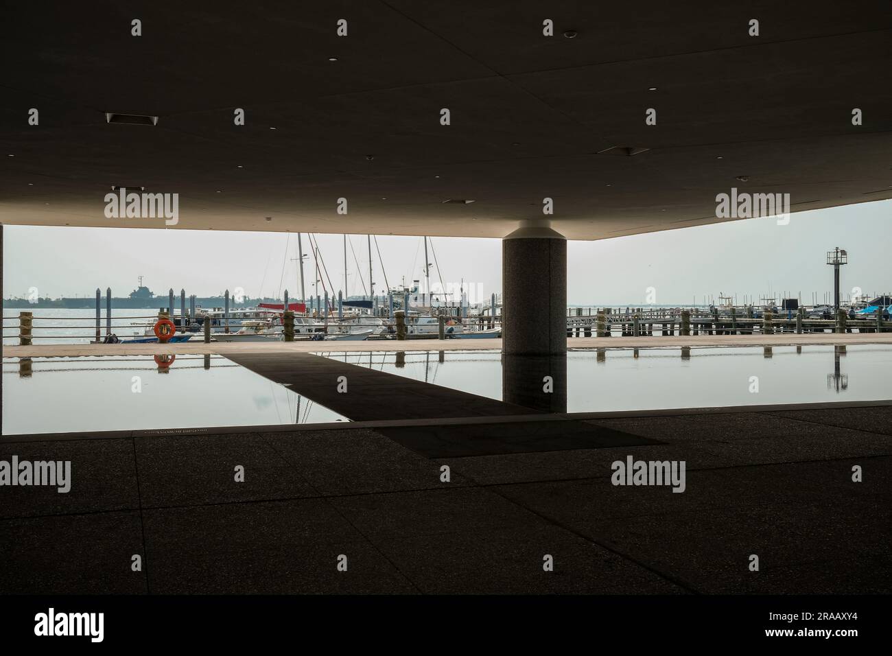 Die Eröffnungswoche des International African American Museum hat große Menschenmassen und hohe Bewertungen für diese erstklassige Anlage gebracht. Das Museum befindet sich an der ehemaligen Gadsden Wharf, wo 45 % der versklavten Personen das Land betraten. Es bietet Ausstellungen, interaktive Ausstellungen, ein Aufnahmestudio für Familienstudien, ein Genealogie-/DNA-Zentrum und ruhige Räume für Reflexion und Erholung. Stockfoto