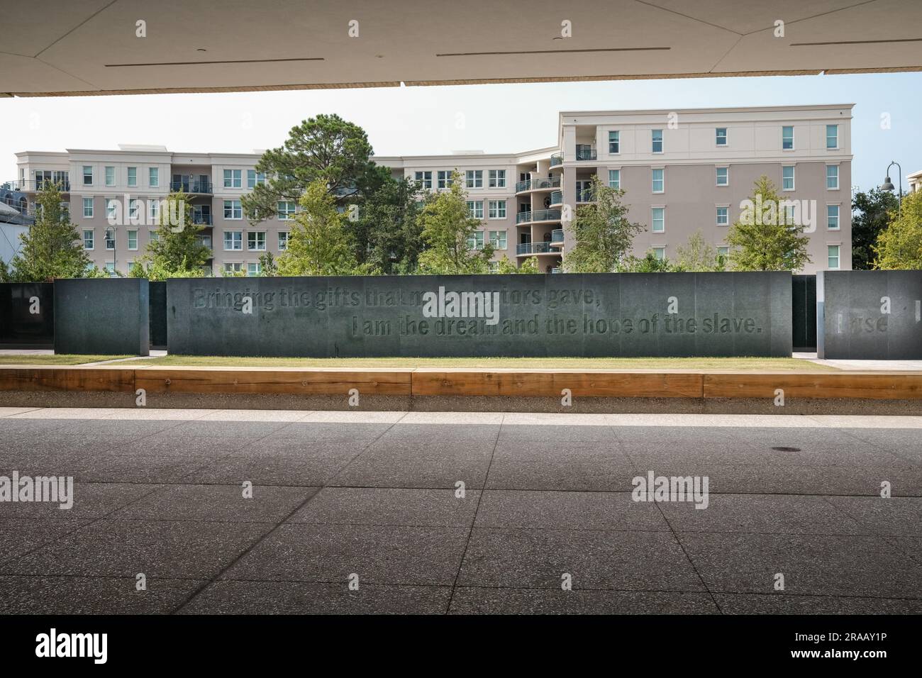 Die Eröffnungswoche des International African American Museum hat große Menschenmassen und hohe Bewertungen für diese erstklassige Anlage gebracht. Das Museum befindet sich an der ehemaligen Gadsden Wharf, wo 45 % der versklavten Personen das Land betraten. Es bietet Ausstellungen, interaktive Ausstellungen, ein Aufnahmestudio für Familienstudien, ein Genealogie-/DNA-Zentrum und ruhige Räume für Reflexion und Erholung. Stockfoto