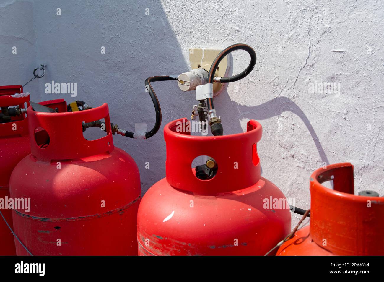 Propangasflaschen mit leicht entzündlichem Gas auf dem Wohnwagenpark Stockfoto