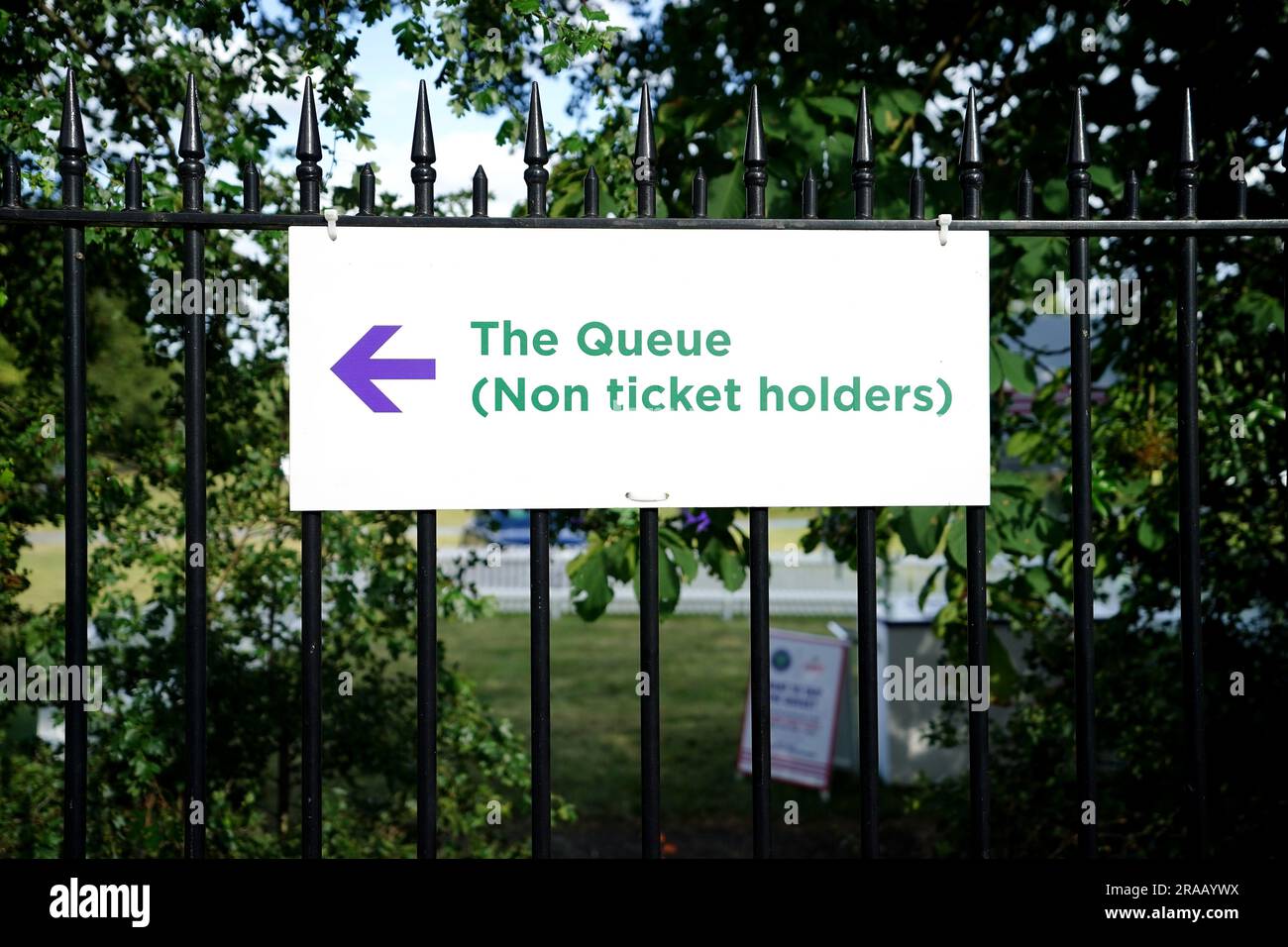 Ein Schild für die Warteschlange im All England Lawn Tennis and Croquet Club in Wimbledon, vor den Meisterschaften, die am Montag beginnen. Foto: Sonntag, 2. Juli 2023. Stockfoto