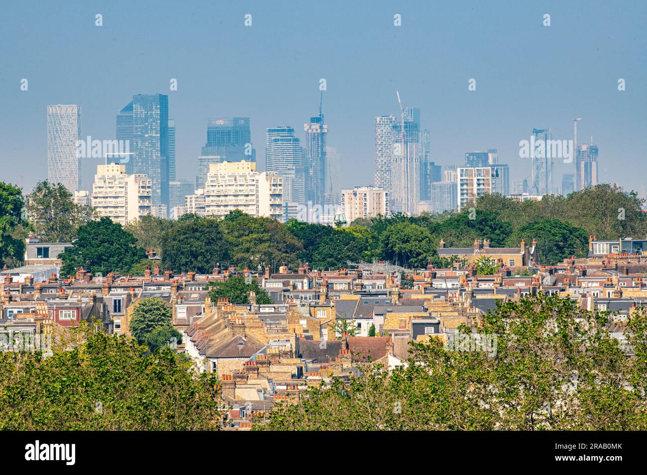 Ein ungewöhnlicher Blick auf die Docklands von Wandsworth mit lokalen Wohnhäusern im Vordergrund Stockfoto