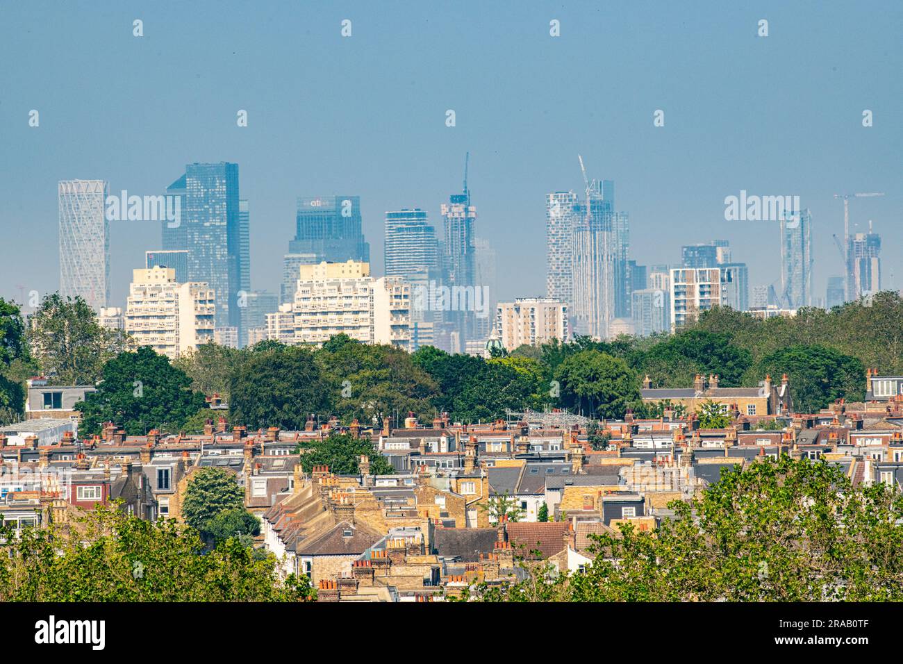 Ein ungewöhnlicher Blick auf die Docklands von Wandsworth mit lokalen Wohnhäusern im Vordergrund Stockfoto