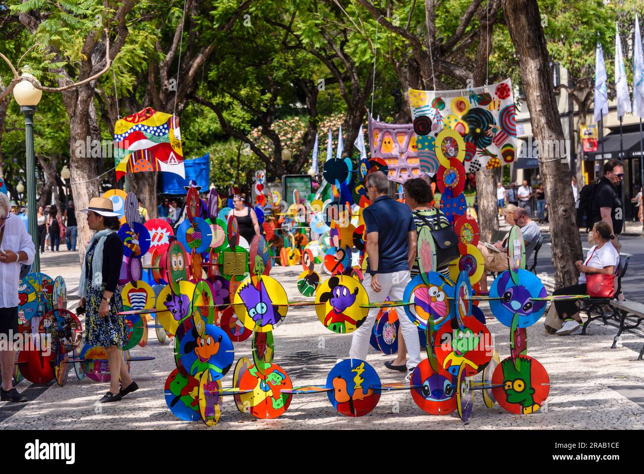 Farbenfrohe Kunstwerke entlang der Hauptstraße in Funchal, Madeira Stockfoto