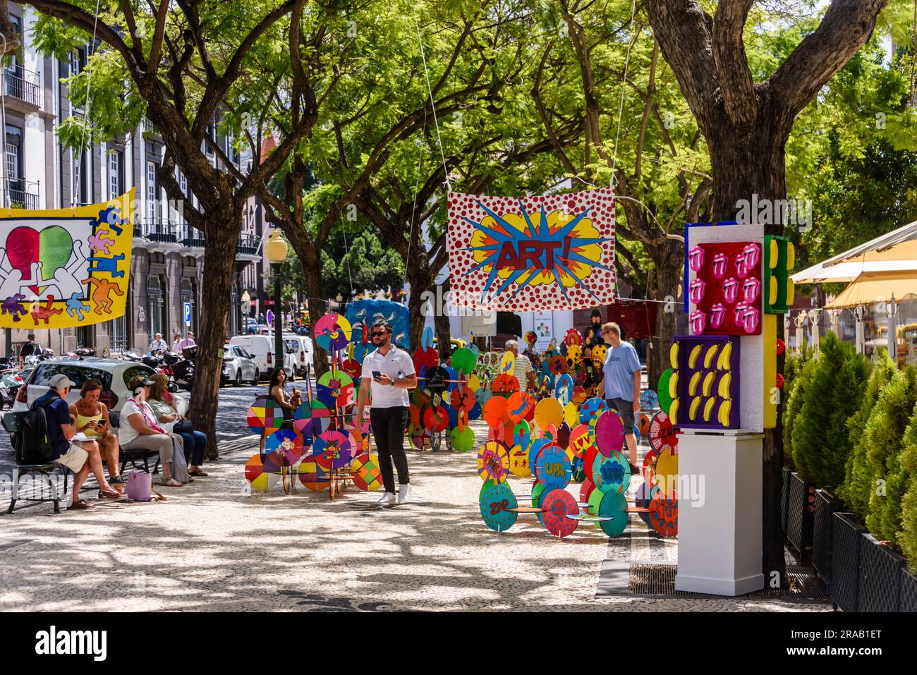 Farbenfrohe Kunstwerke entlang der Hauptstraße in Funchal, Madeira Stockfoto