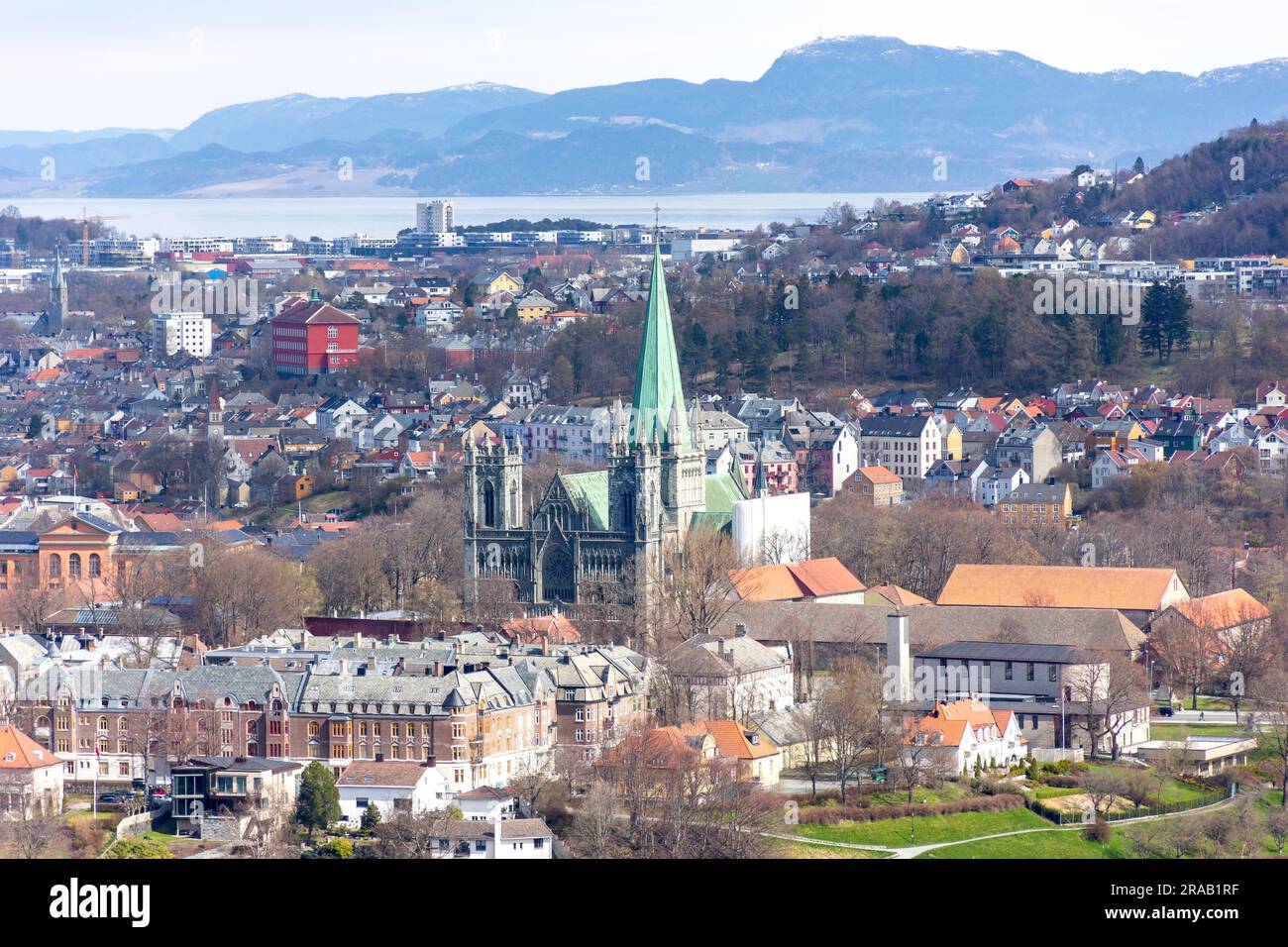 Nidaros Kathedrale (Nidarosdomen) und Stadt vom Utsikten Ekeberg Aussichtspunkt, Trollstien, Trondheim, Trøndelag County, Norwegen Stockfoto