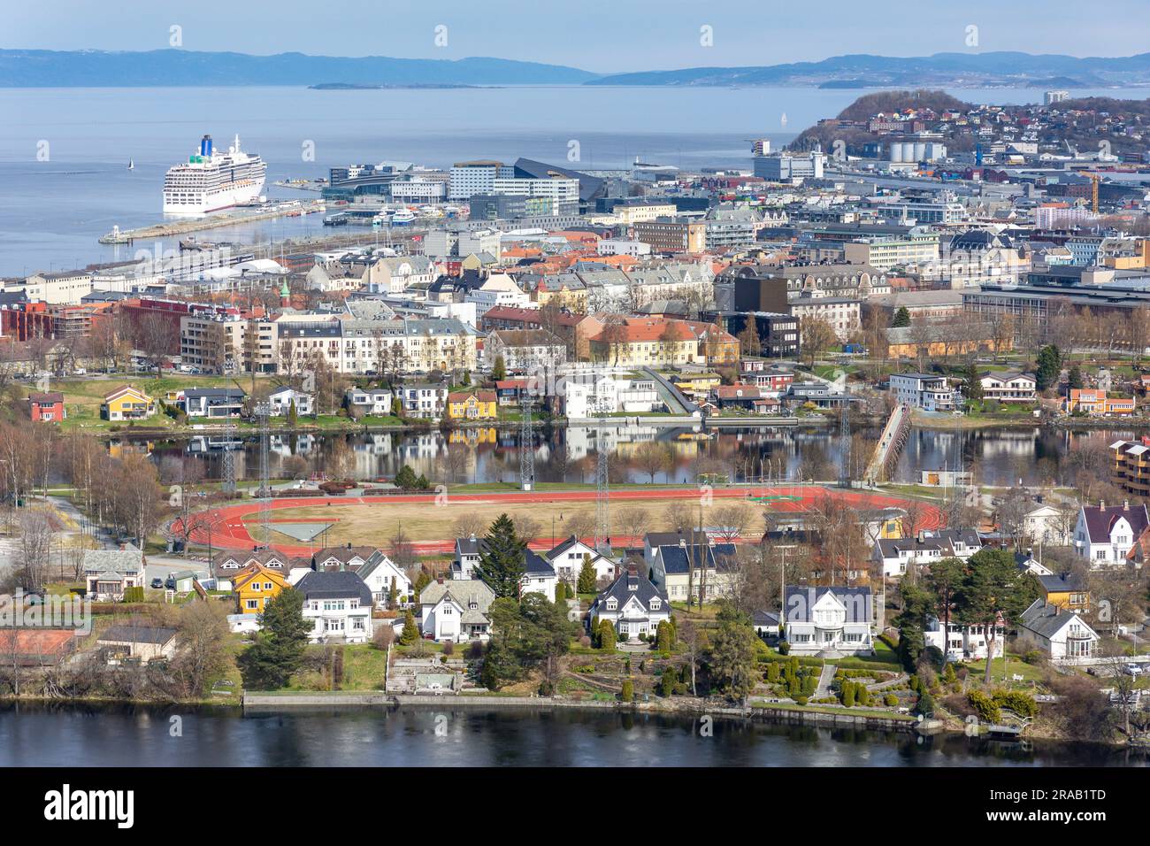 Blick auf die Stadt und den Fluss Nidelva vom Aussichtspunkt Utsikten Ekeberg, Trollstien, Trondheim, Kreis Trøndelag, Norwegen Stockfoto