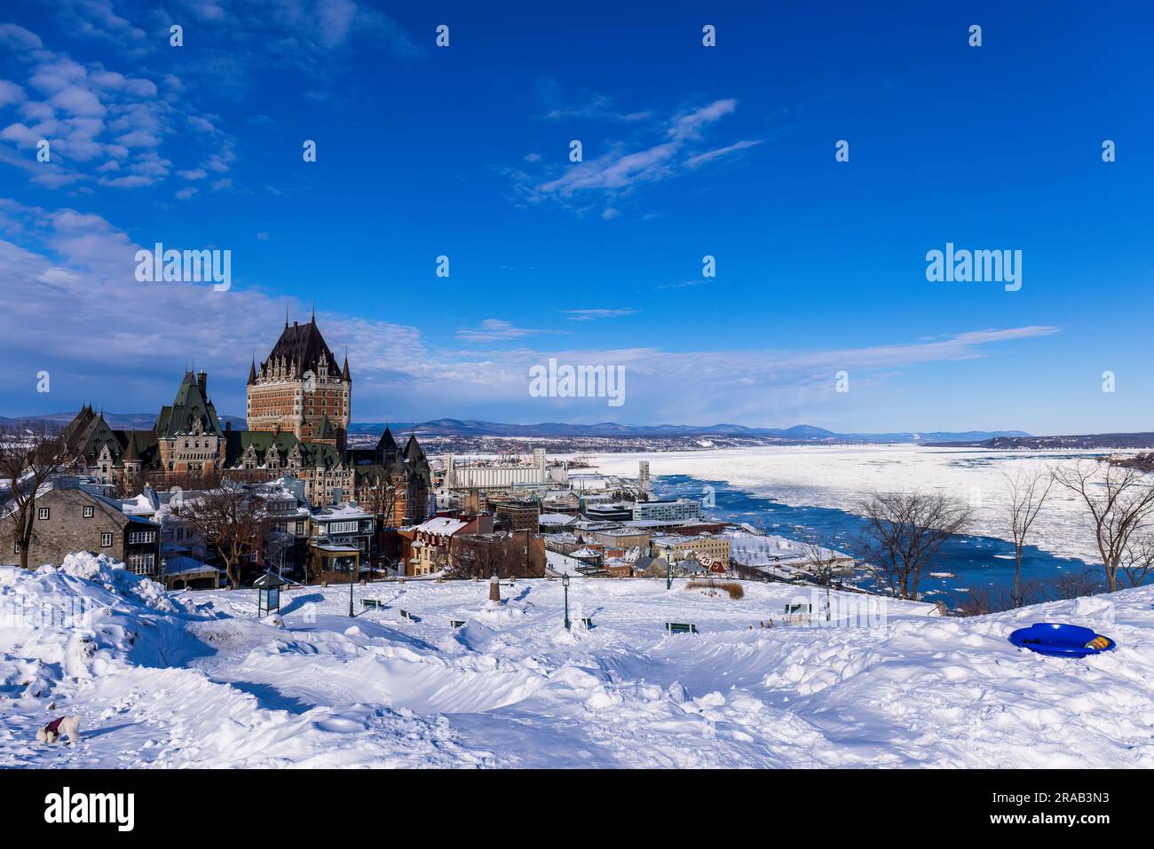 Quebec, gleiten Sie auf der Ebene von Abraham, die zum Fuß des alten Quebec und seinem Chateau Frontenac führt. Stockfoto