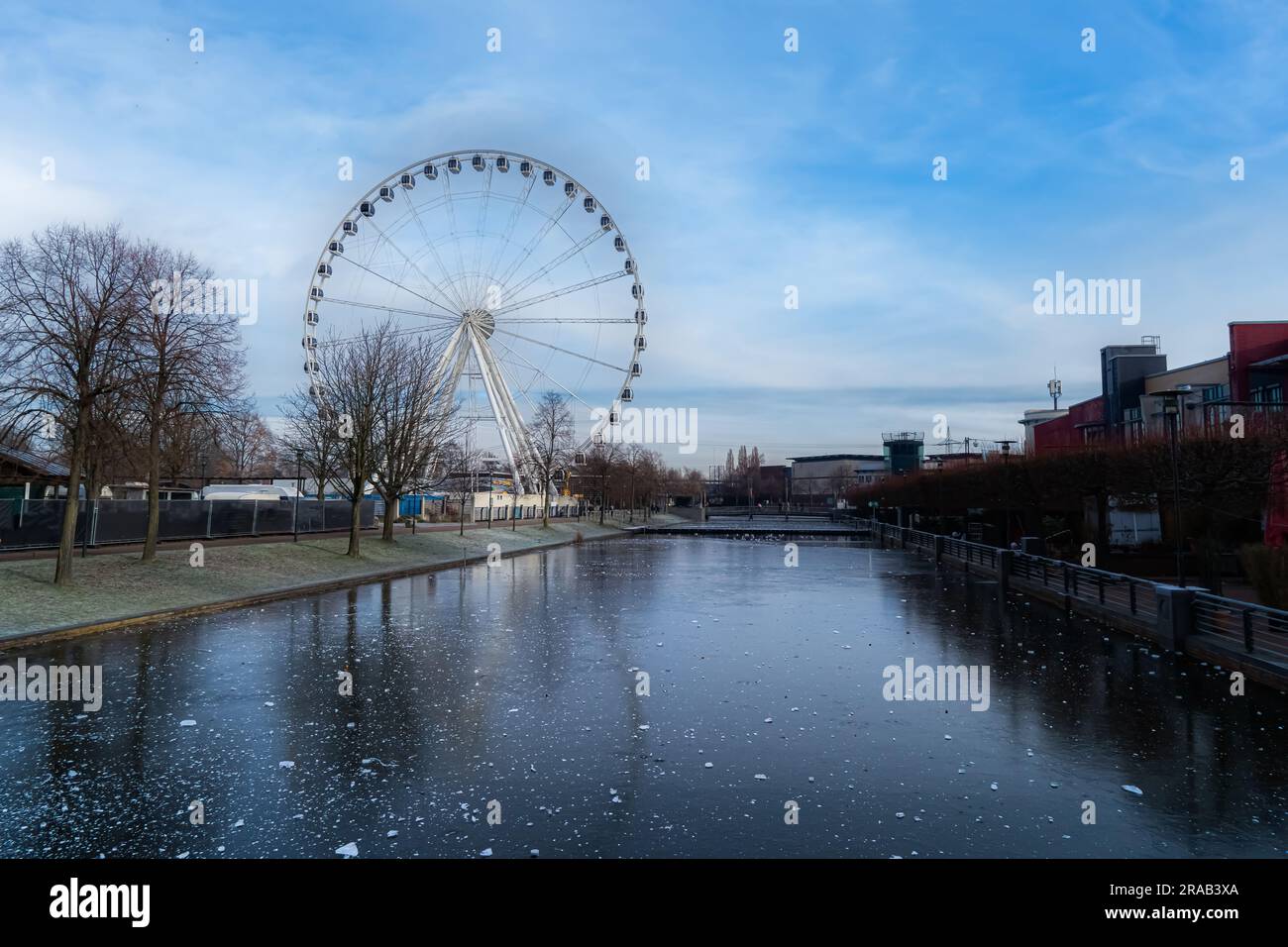 Winter in Oberhausen Deutschland, Weihnachtseinkauf in der Stadt mit dem größten Einkaufszentrum europas. Ruhrgebiet nahe der Emscher. oberhausen riesenrad. Stockfoto