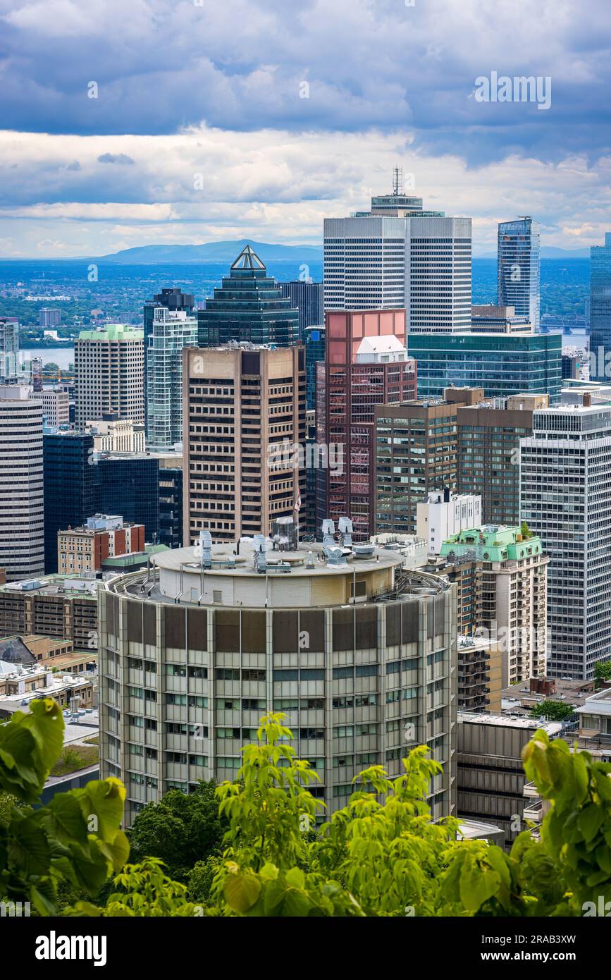 Montreals zwei berühmte Wolkenkratzer, Place Ville Marie und McIntyre Medical Sciences Building Stockfoto