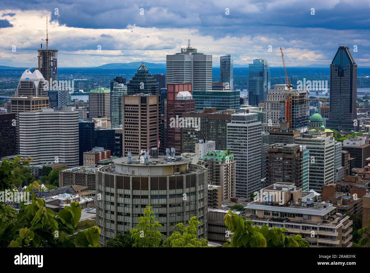 Montreals zwei berühmte Wolkenkratzer, Place Ville Marie und McIntyre Medical Sciences Building Stockfoto