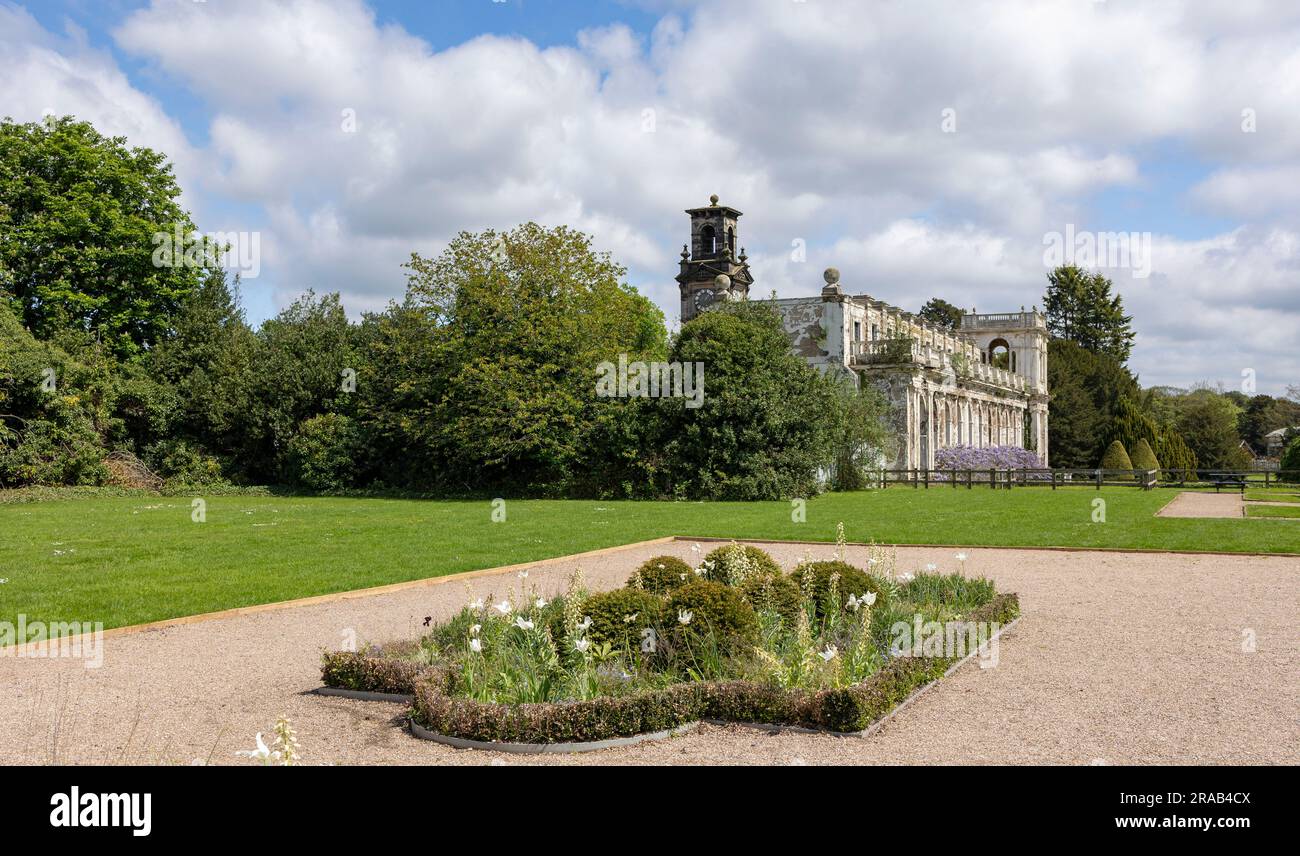 Trentham Gardens, altes, verlassenes, heruntergekommenes Gebäude in Trentham, Stoke on Trent, Stadtuntergang, urbaner Niedergang, rustikales Gebäude Stockfoto