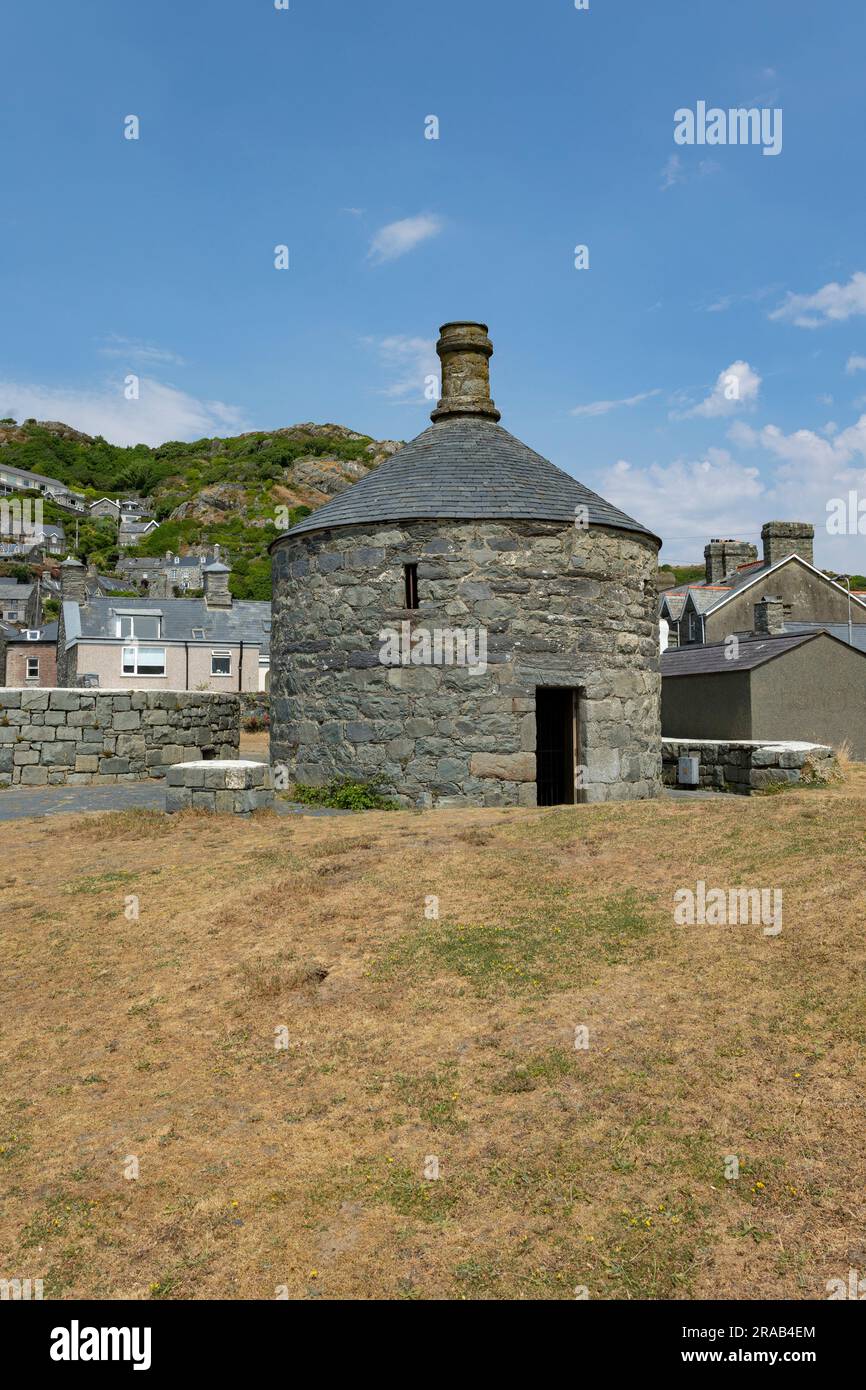 Barmouth, Gwynedd, Wale - 14. juni 2023 erbaut im Jahr 1834 und bekannt als Ty Crwn (das runde Haus). Es enthielt zwei Zellen, hauptsächlich für Betrunkene Stockfoto