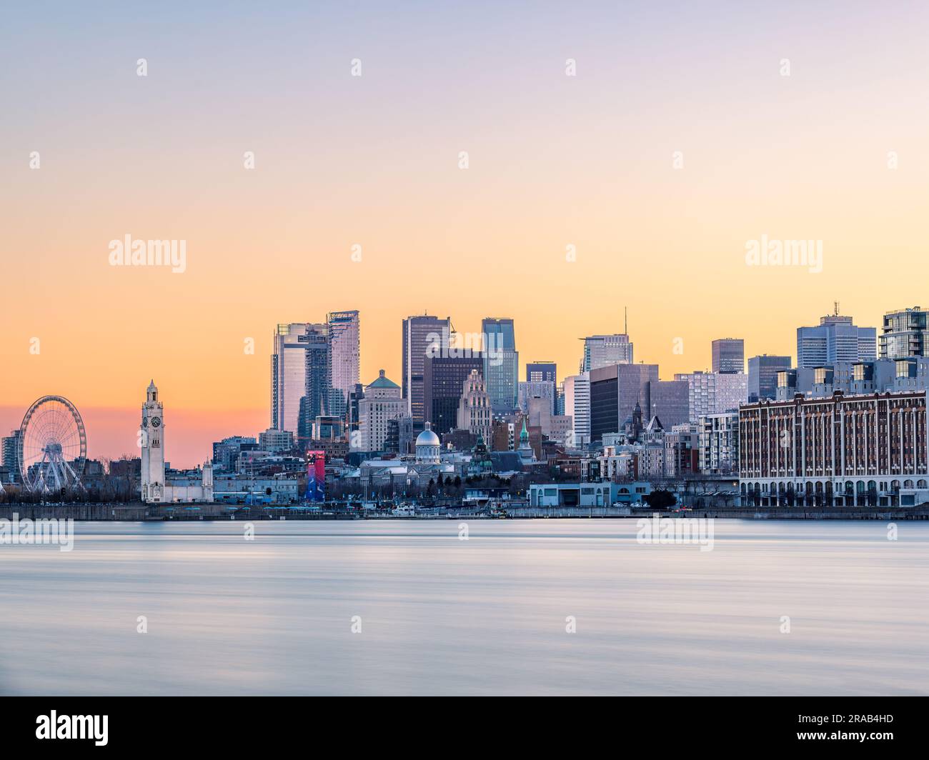 Wunderschöner Sonnenuntergang in Pastelltönen über der Skyline von montreal Stockfoto