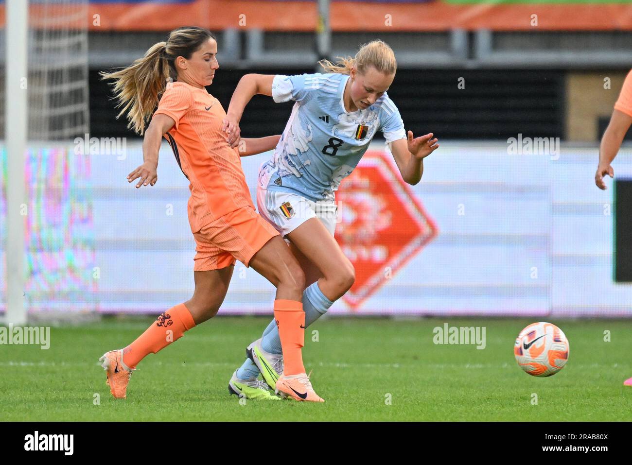 Kerkrade, Niederlande. 02. Juli 2023. Danielle van de Donk aus den Niederlanden und Feli Delacauw aus Belgien wurden in Kerkrade am Sonntag, den 02. Juli 2023, bei einem Freundschaftsspiel zwischen der niederländischen und der belgischen Nationalmannschaft The Red Flames in Aktion gezeigt. BELGA FOTO DAVID CATRY Kredit: Belga News Agency/Alamy Live News Stockfoto