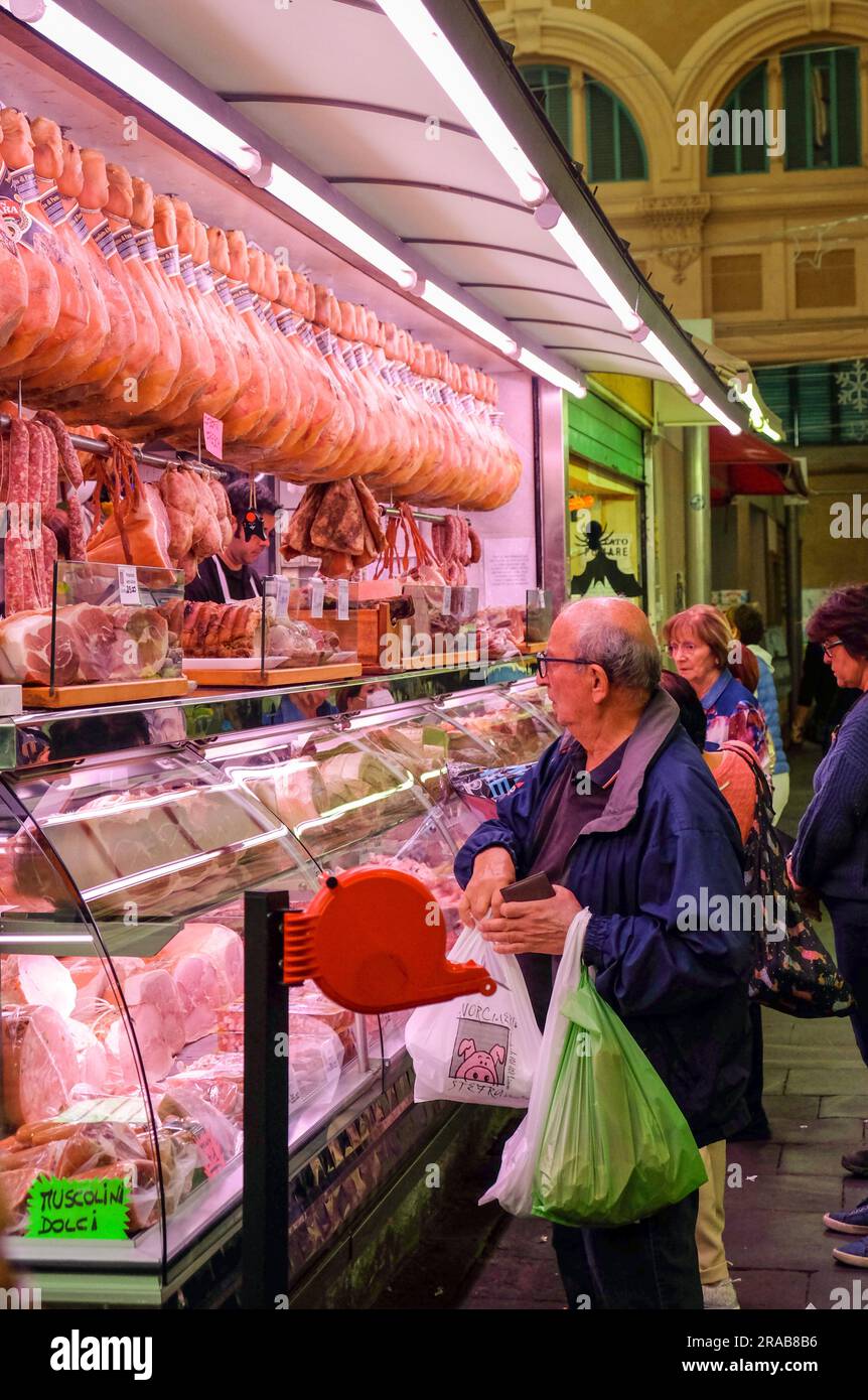 Fleisch hängt an einem Marktstand im Livorno Central Market, Livorno, Toskana Stockfoto
