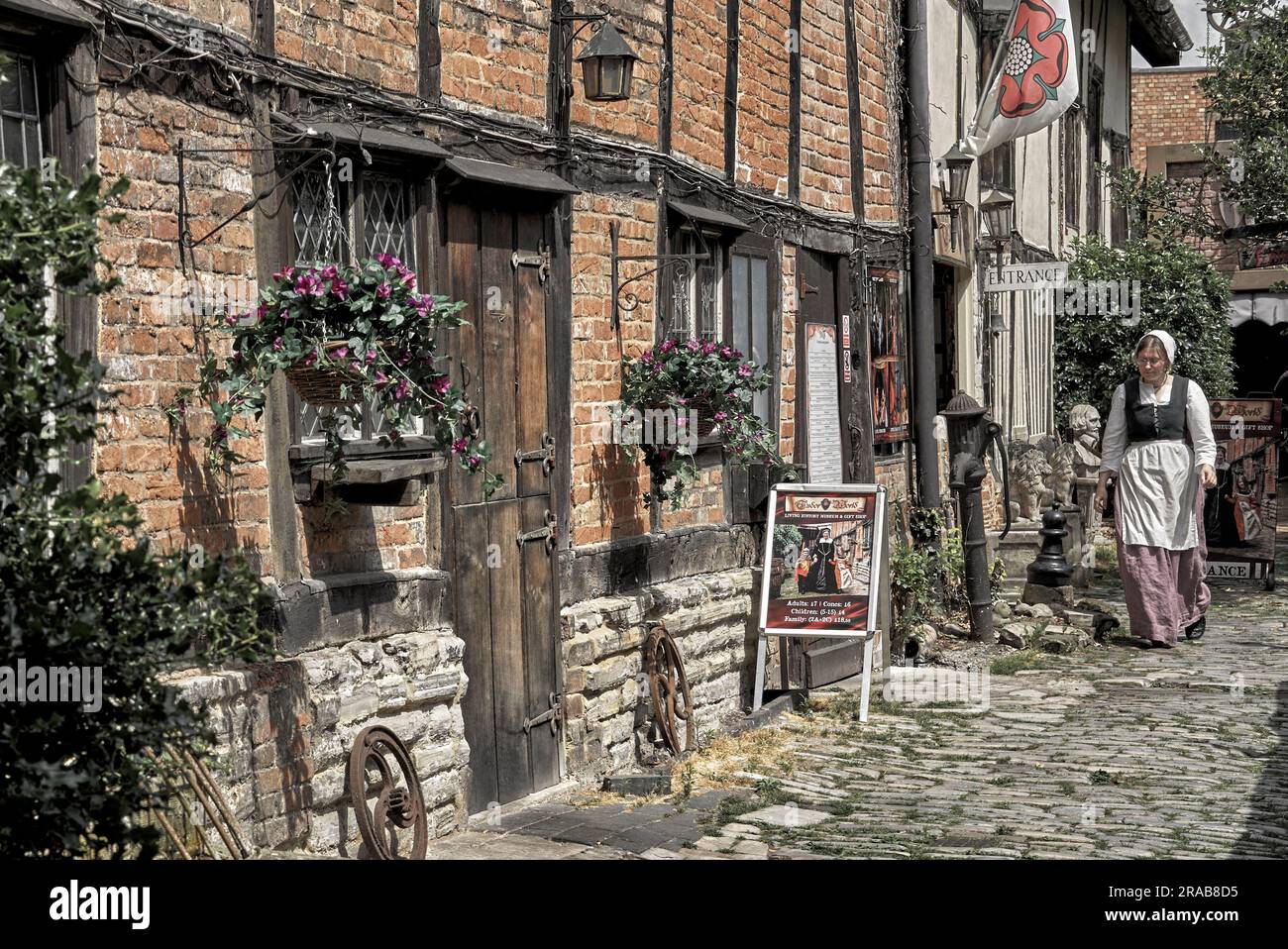 Eingang zum TUDOR World Museum mit kopfsteingepflasterter Gasse aus dem 16. Jahrhundert und Fachwerkhäusern Shrieves House Sheep Street Stratford upon Avon. UK Stockfoto