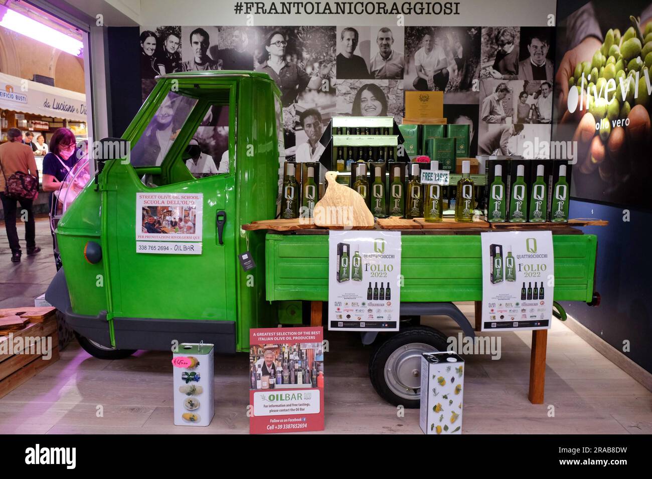 Olivenöl auf einem grünen Piaggio-Affen auf dem Livorno Central Market, Toskana, Italien Stockfoto