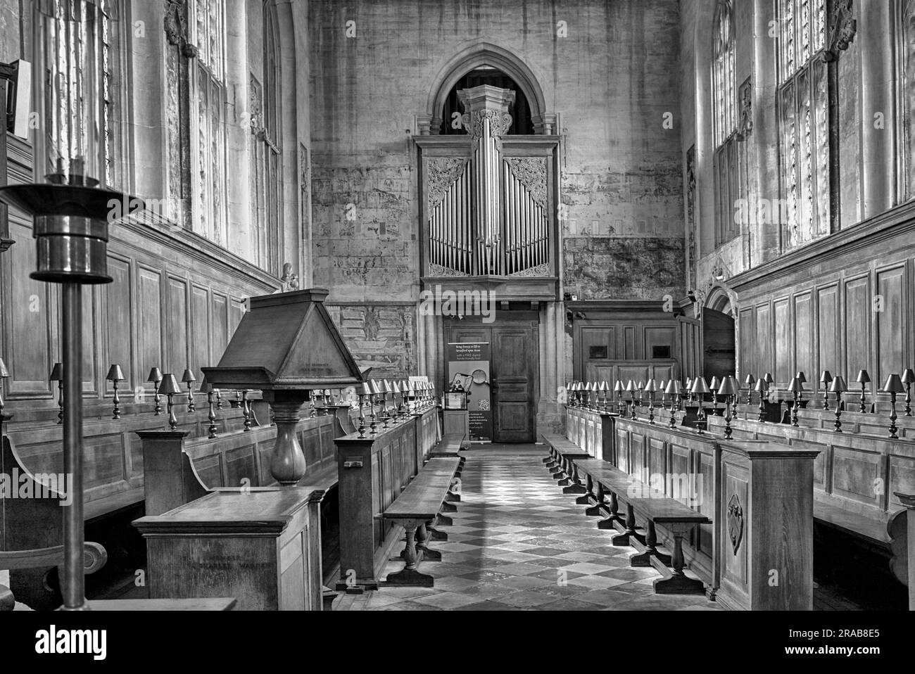 Innenraum der Guild Chapel, Stratford-upon-Avon, England, Großbritannien. Schwarzweißfotografie, Stockfoto