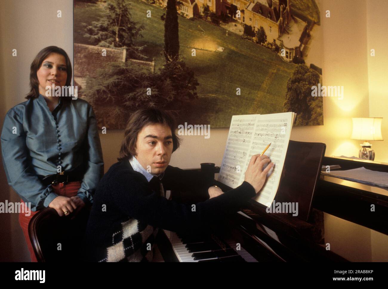 Andrew Lloyd Webber zu Hause Eaton Place London.1981 mit erster Frau Sarah Hugill London UK 1980er HOMER SYKES Stockfoto