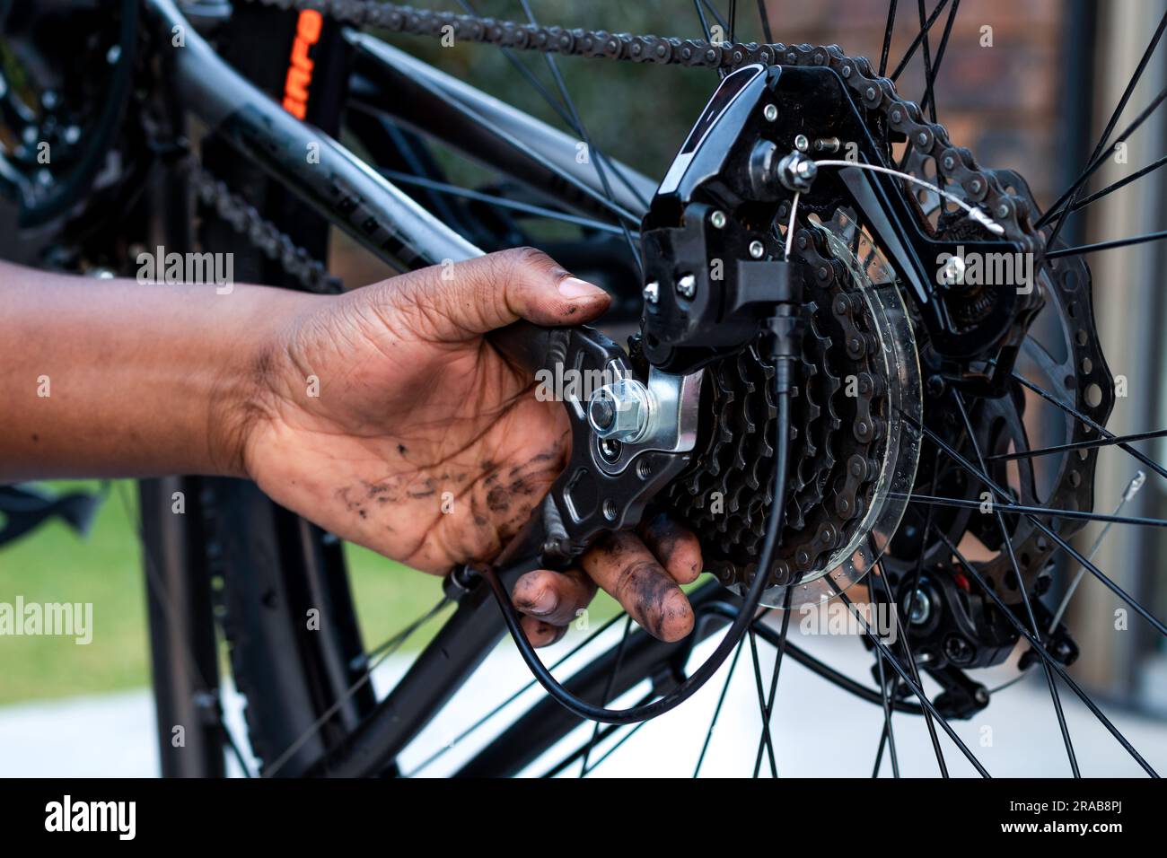 Nahaufnahme der Hand des Menschen bei der Reparatur der Fahrradkette Stockfoto