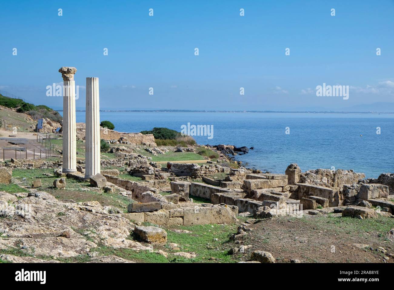 Die archäologische Stätte Tharros und die dorischen Säulen von Tempio Tetrastilo mit Blick auf das mittelmeer, die Halbinsel Sinis, Carbras, Sardinien, Italien Stockfoto