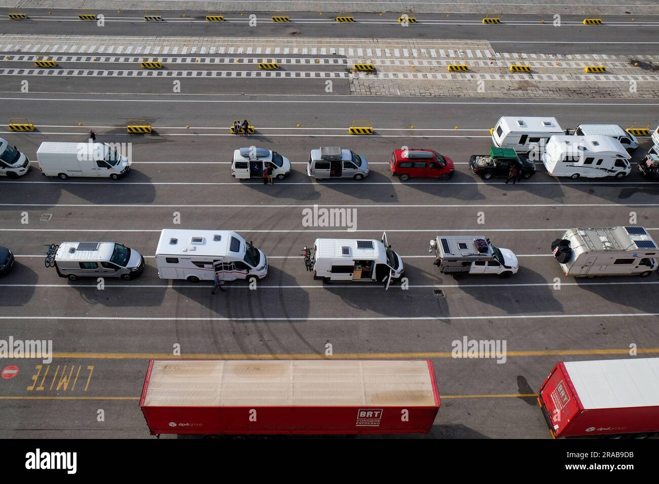 Autos, Wohnmobile, Wohnmobile und Lastwagen, die auf eine Fähre vom Hafen von Olbia, Sardinien, Italien warten Stockfoto