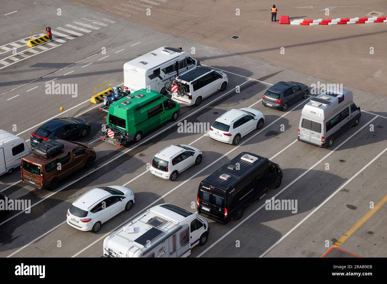 Autos, Wohnmobile, Wohnmobile und Lastwagen, die auf eine Fähre vom Hafen von Olbia, Sardinien, Italien warten Stockfoto