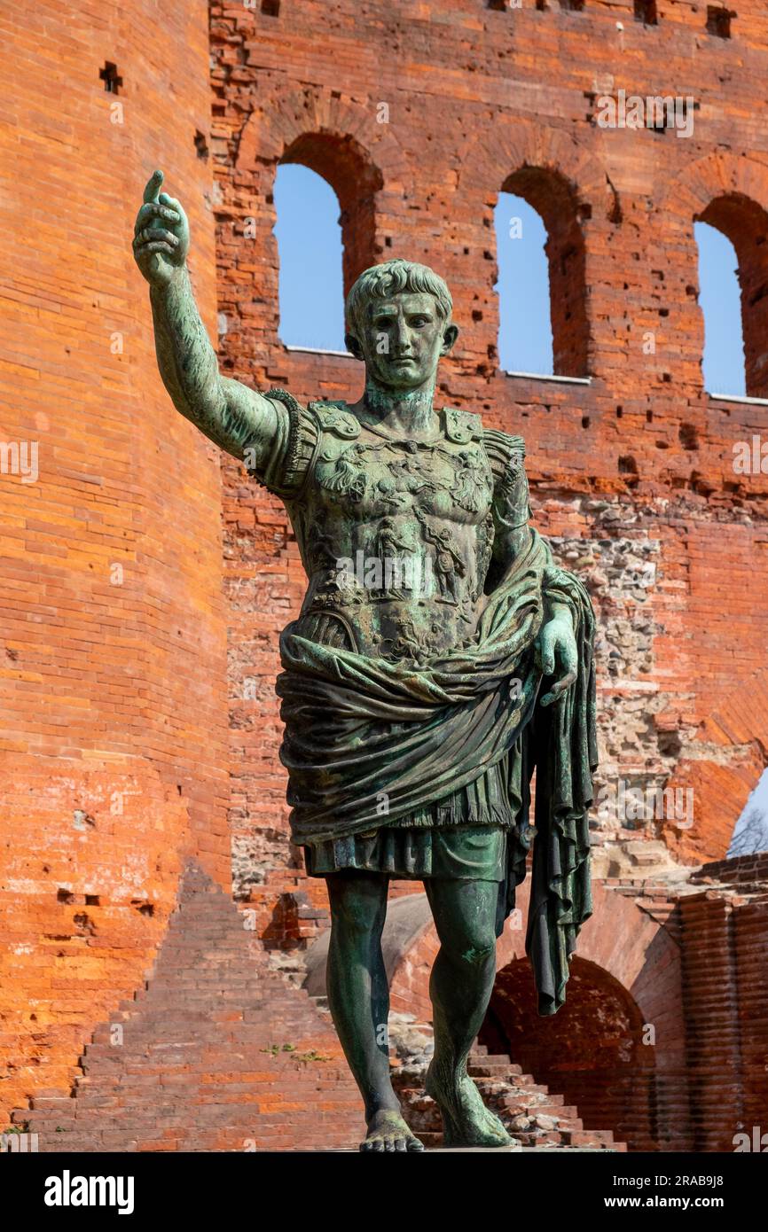 Porta Palatina, das Palatintor in Turin mit der Statue des römischen Kaisers Augustus Caesar, Turin, Piemont, Italien Stockfoto