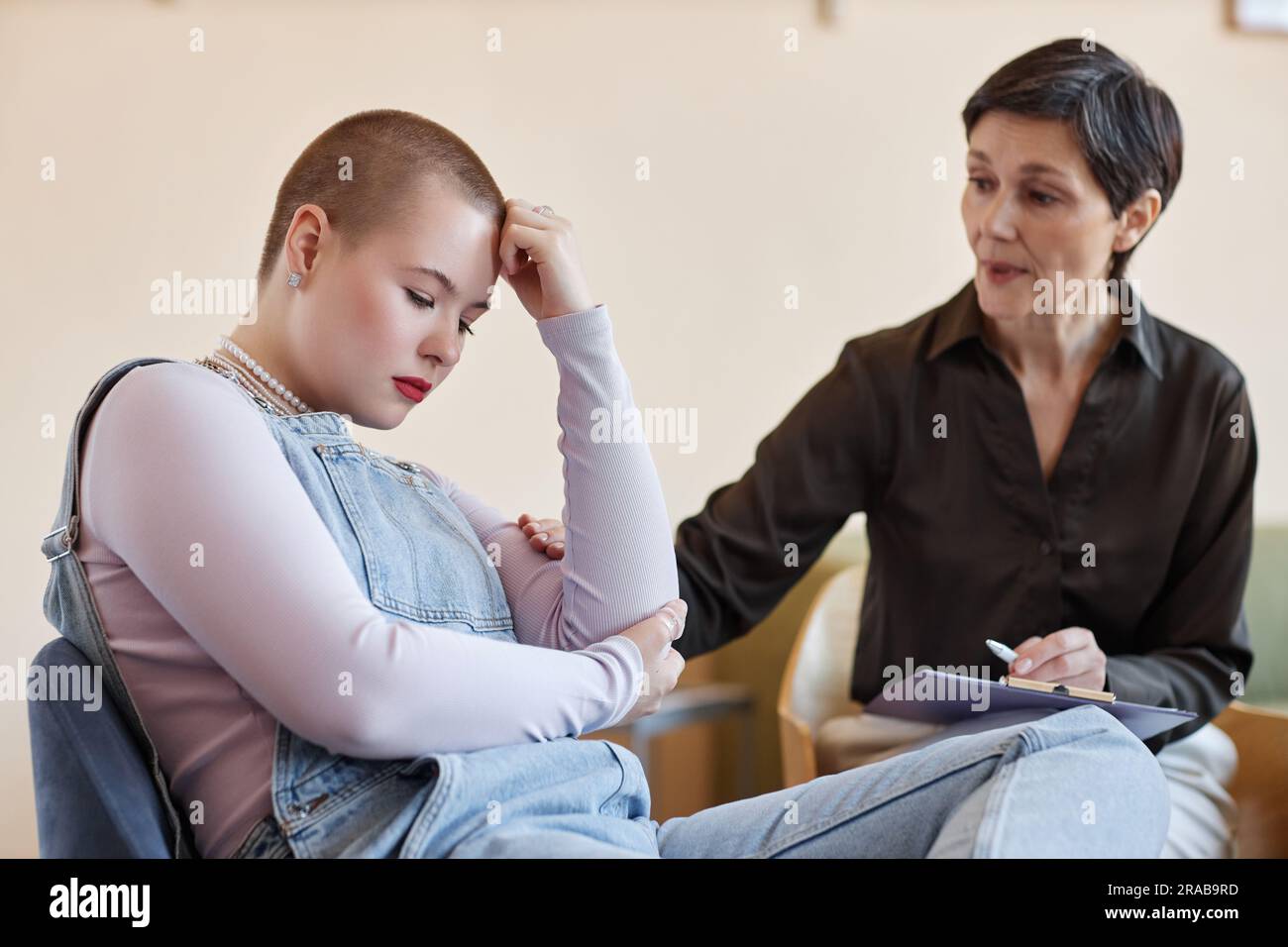 Reife Psychologin, die Teenagerin während des Gesprächs in der Psycho-Sitzung unterstützt Stockfoto