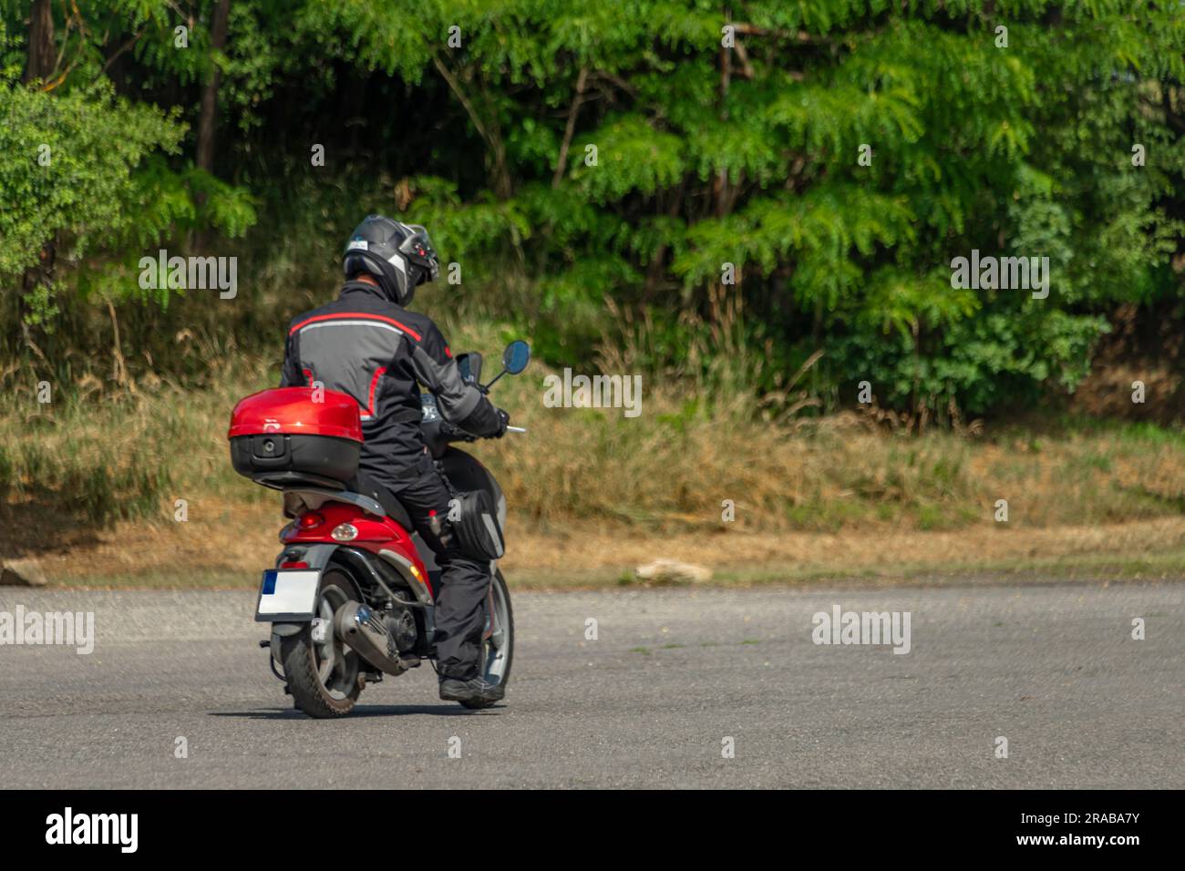 Kleines Motorrad im Sommer heißer Sommerurlaub Sommertag in Südböhmen Stockfoto