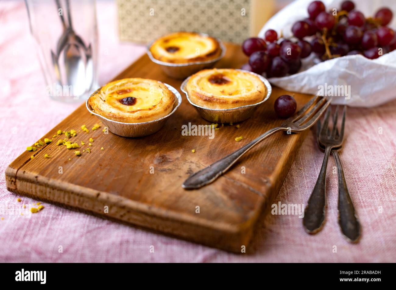 Nata portugiesische Vanilletörtchen mit Blätterteig und Vanilletörtchen Stockfoto