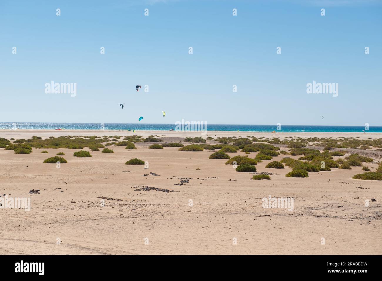 Kite-Segel und Windsurfen an einem paradiesischen Strand Stockfoto