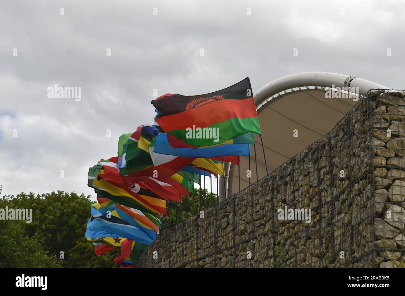 Flaggen hinter der Bühne beim African Diaspora Festival im Campbell Park in Milton Keynes. Stockfoto