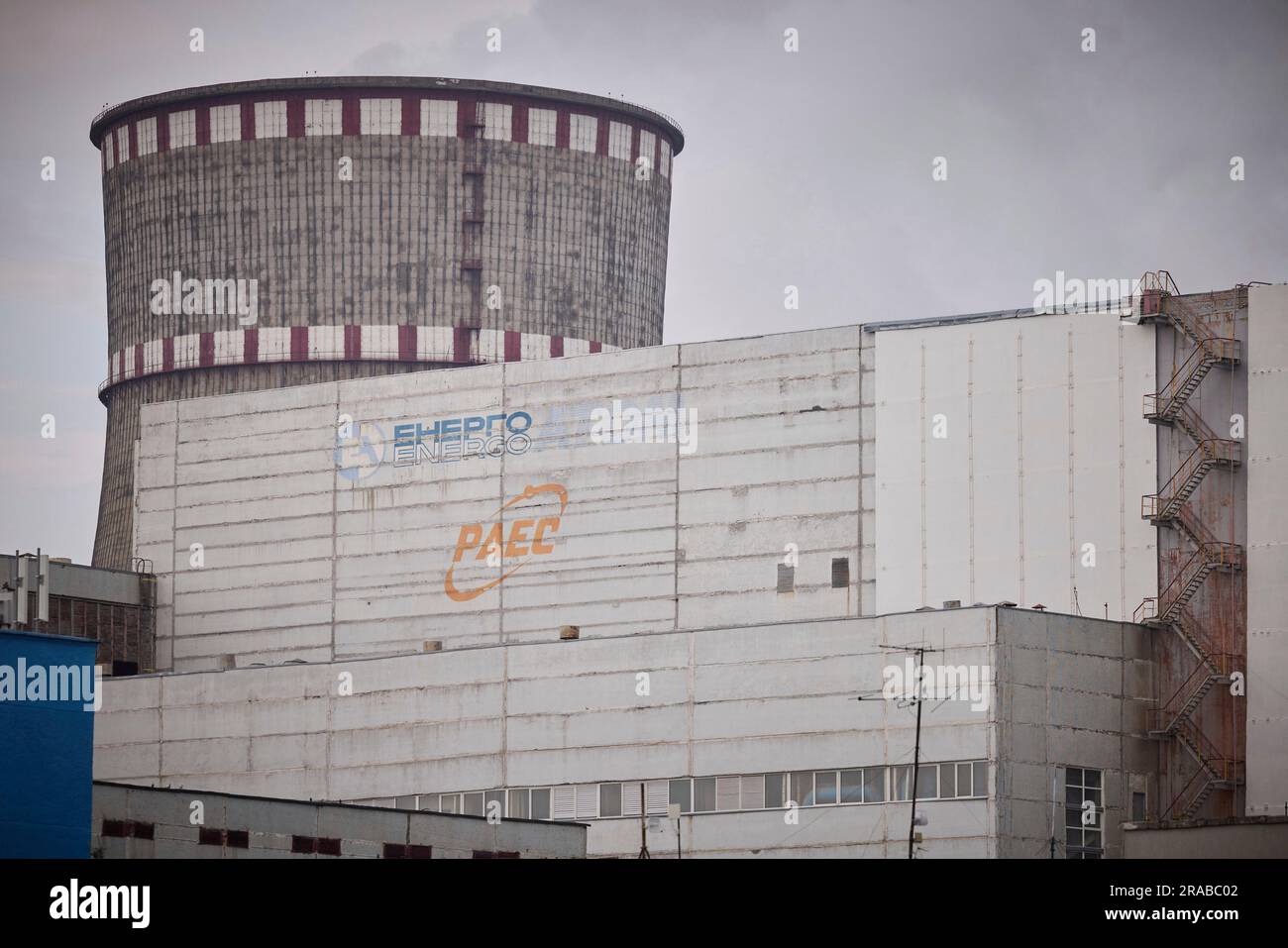 Varash, Ukraine. 01. Juli 2023. Ukrainian Rivne Civilian Nuclear Power Plant, 1. Juli 2023 in Varash, Oblast Rivne, Ukraine. Volodymyr Zelenskyy hat das Kraftwerk besucht und davor gewarnt, dass Russland plant, einen nuklearen Unfall im Kernkraftwerk Zaporizhzhia zu verursachen, das seit Beginn der Invasion unter russischer Kontrolle steht. Kredit: Pool Photo/Pressestelle Des Ukrainischen Präsidenten/Alamy Live News Stockfoto